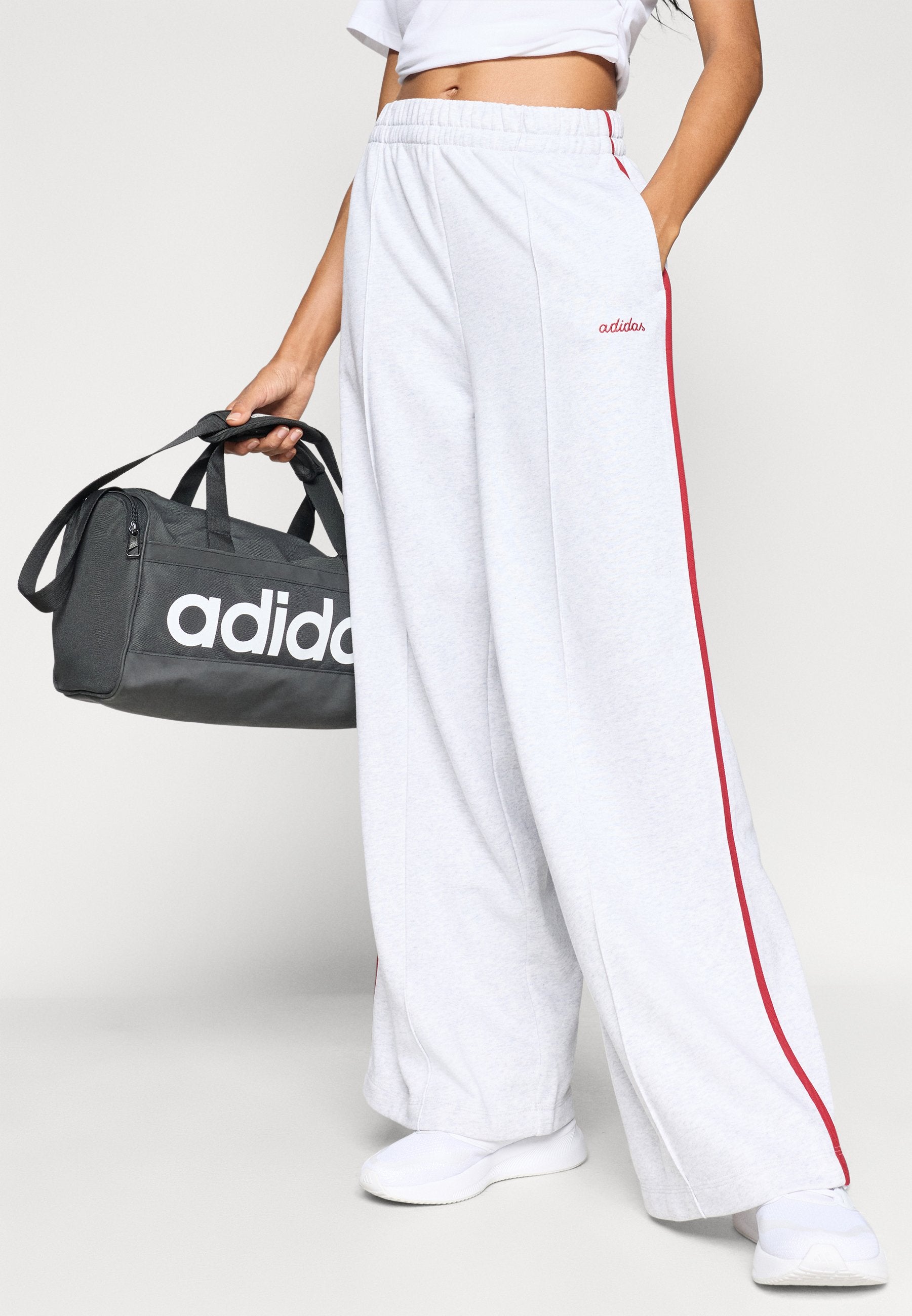 SEASONAL ESSENTIALS COLORPOP WITH EMBROIDERED GRAPHIC - Tracksuit bottoms - light grey heather/active maroon
