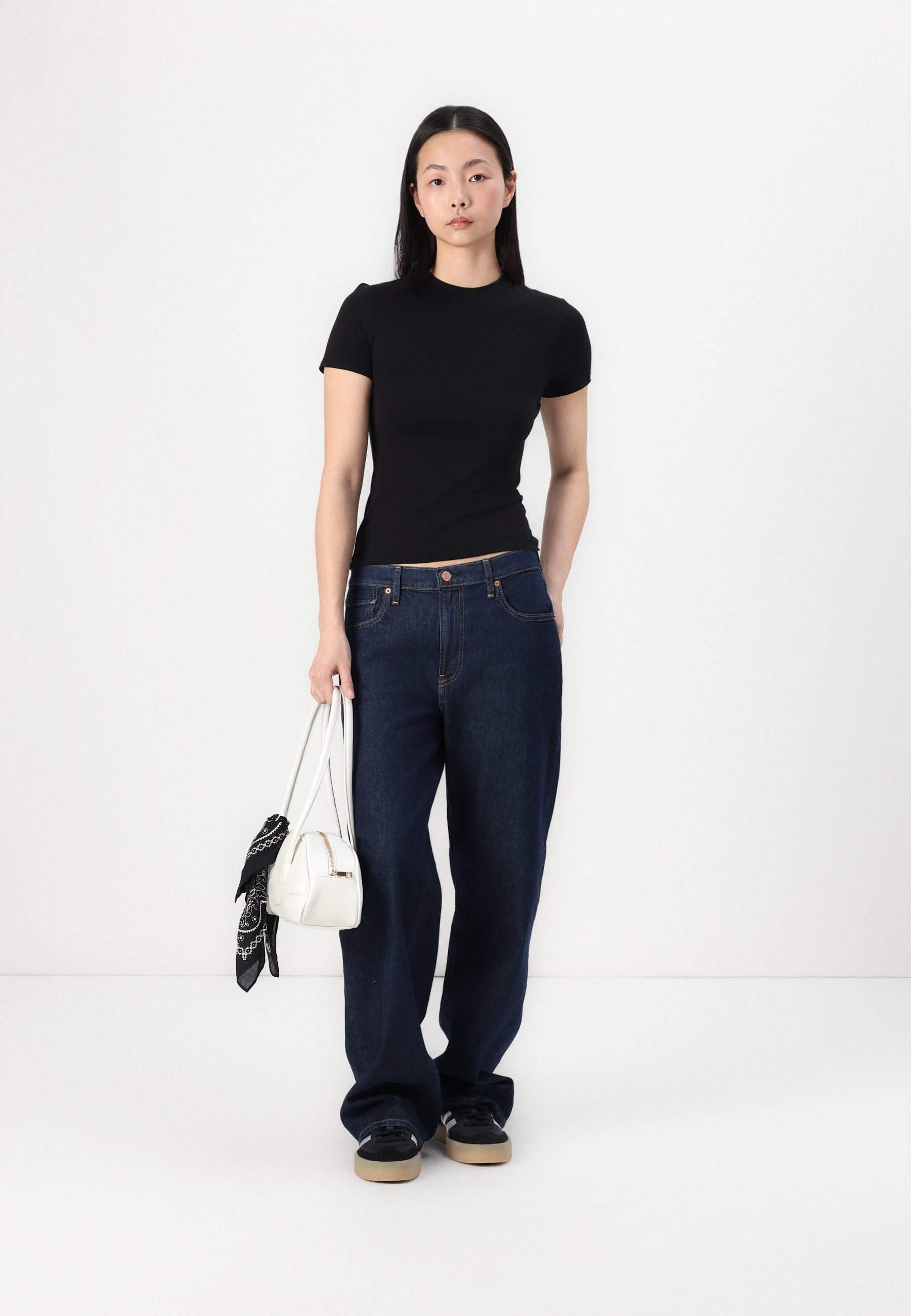 CREW - Basic T-shirt - black