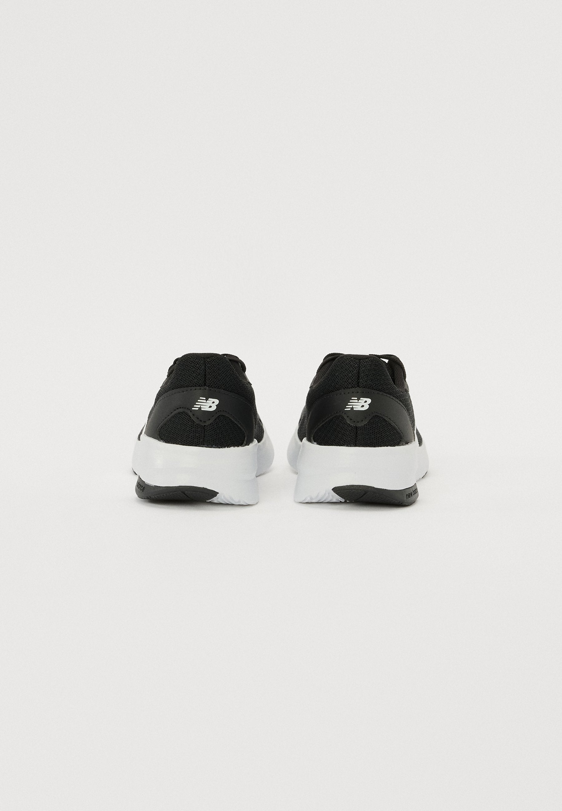 578 UNISEX - Road running shoes - black