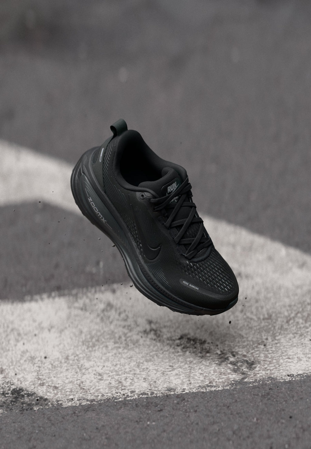 VOMERO 18 - Road running shoes - black/dark smoke grey/light smoke grey