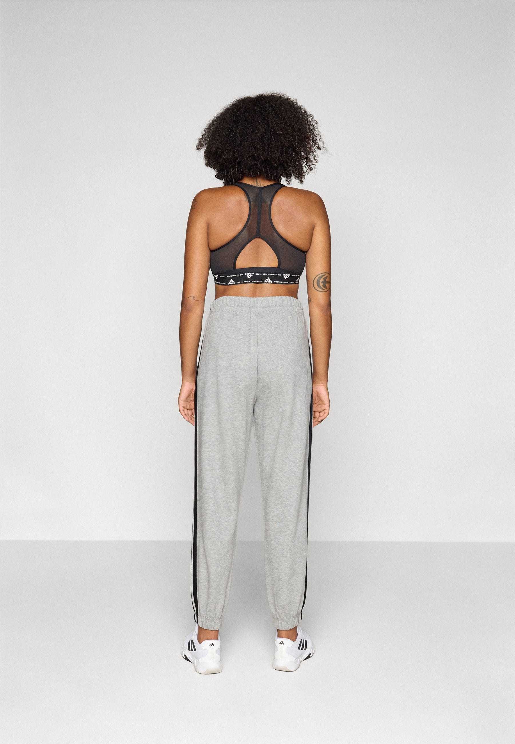 ESSENTIALS 3 STRIPES LOOSE PANTS - Bas de survêtement - gris/noir