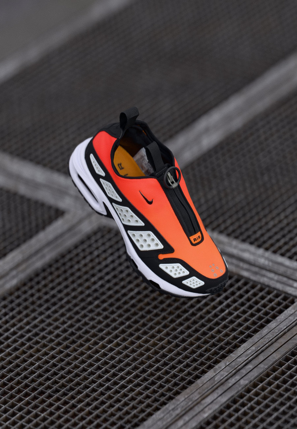 W AIR MAX SNDR FADE - أحذية رياضية - قرمزي ساطع/أسود/سيراميك/أبيض/فضي