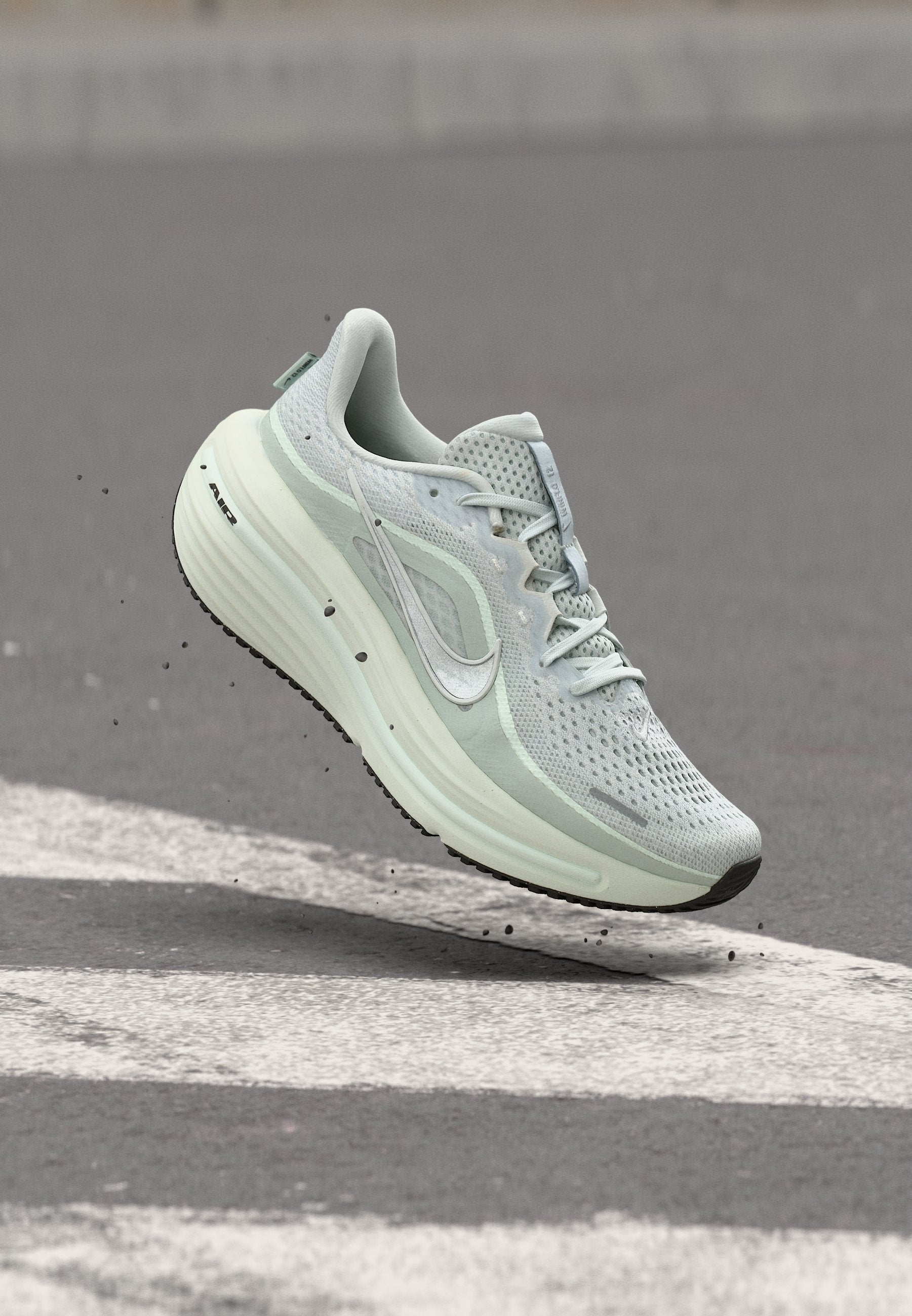 AIR WINFLO 12 - Road running shoes - off white/metallic silver-coloured/barely green/light silver-coloured