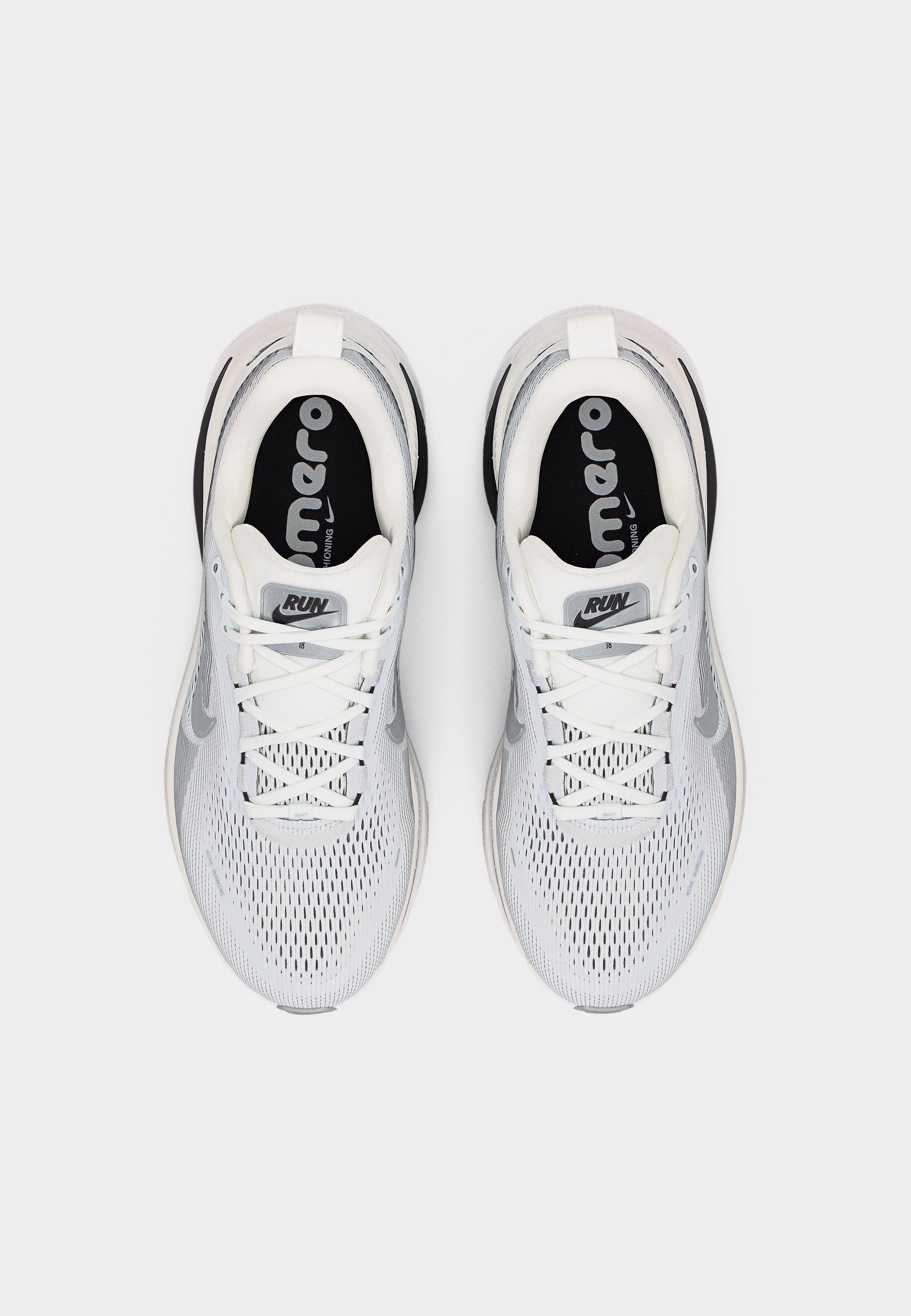 VOMERO 18 - Road running shoes - summit white/metallic silver-coloured/black/off white