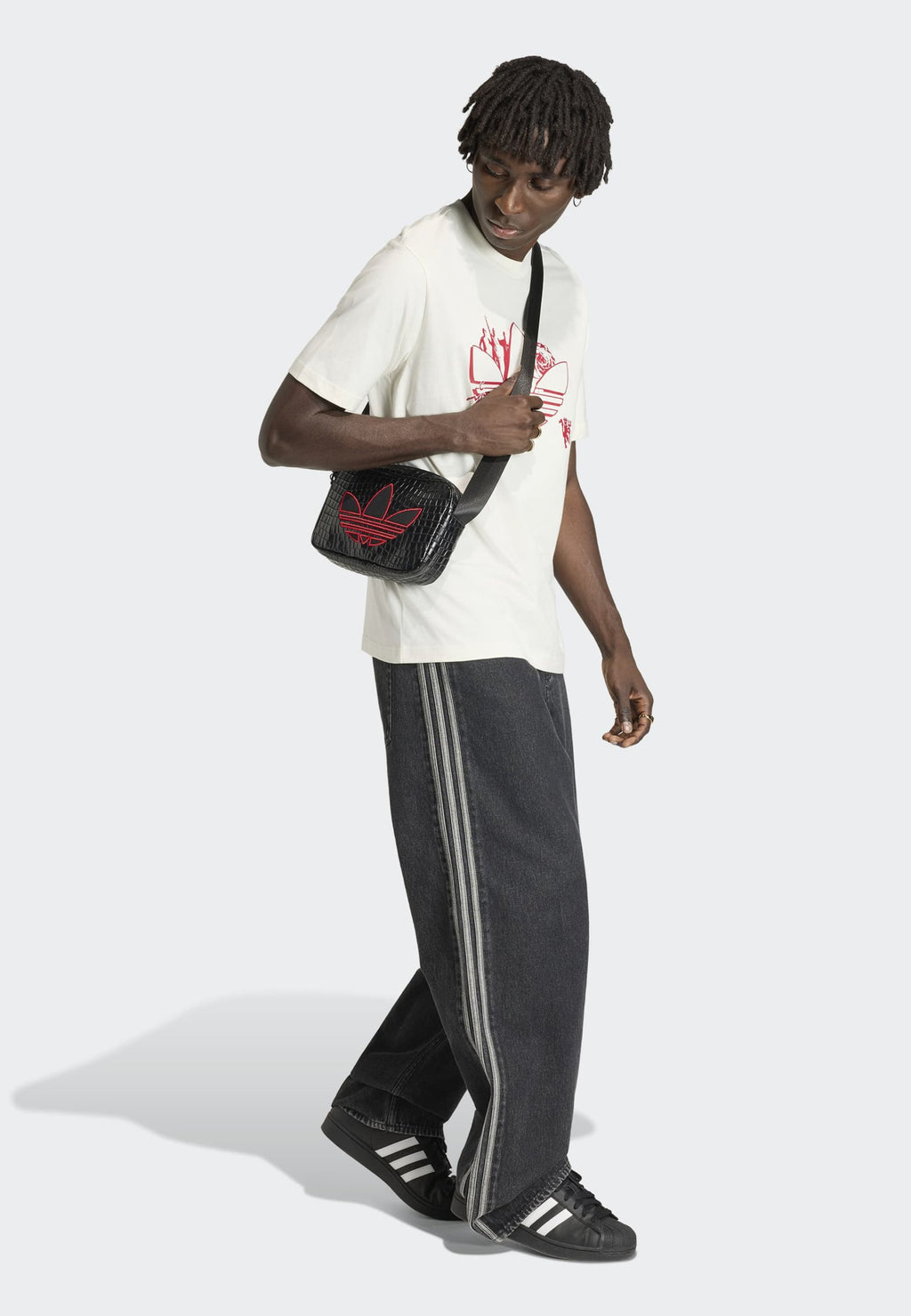 MANCHESTER UNITED SEASONAL GRAPHIC TEE - Print T-shirt - off white