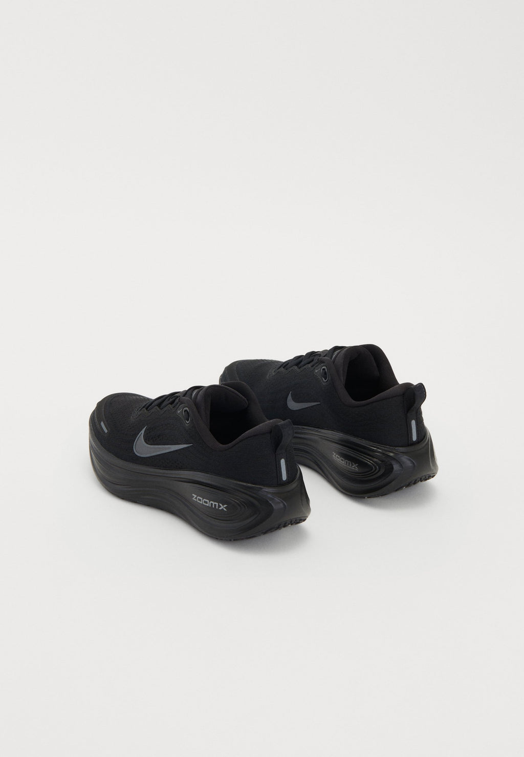 VOMERO PLUS - Road running shoes - black/dark smoke grey/metallic dark grey/cool grey