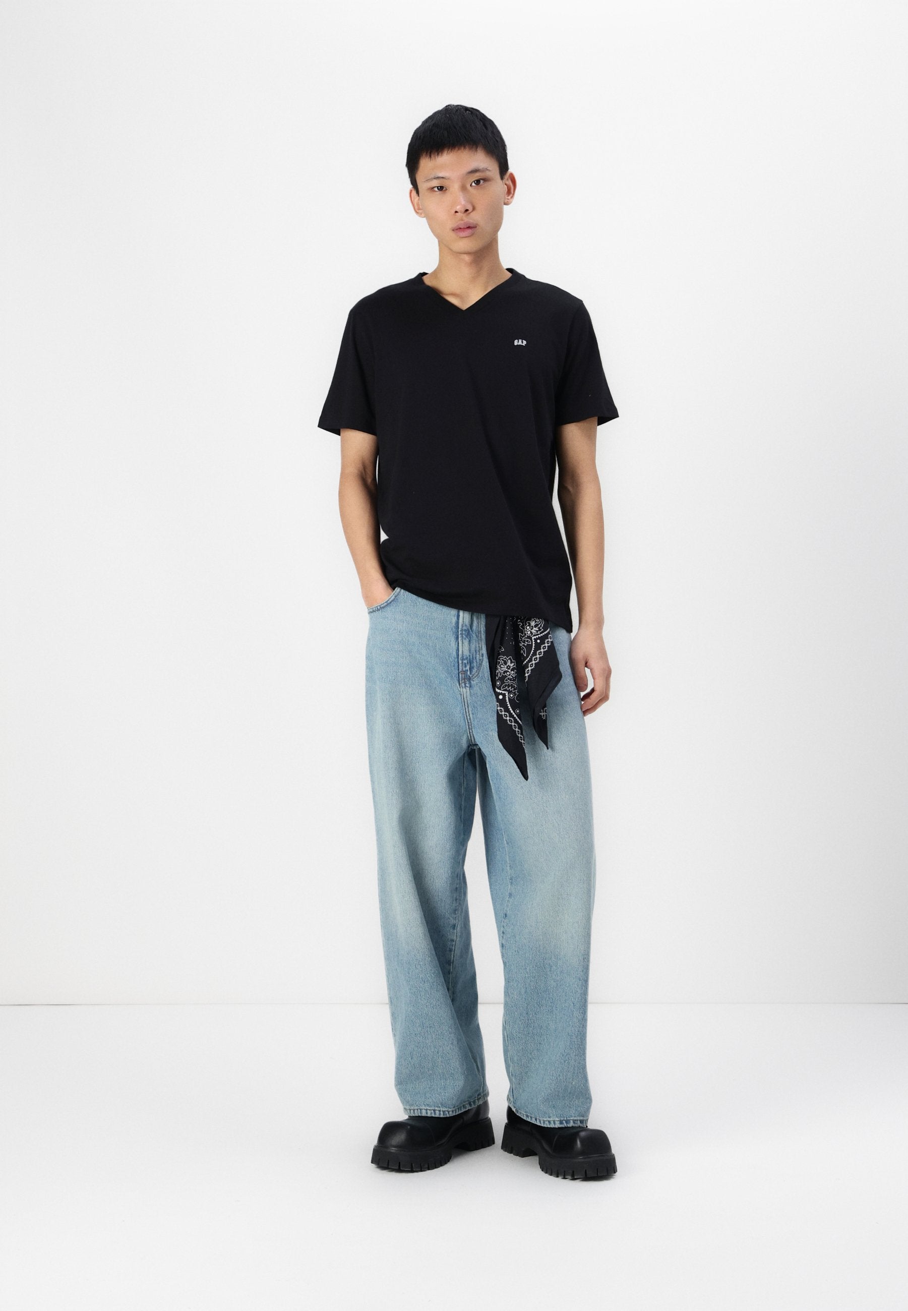 EVERYDAY MICRO LOGO VEE - Basic T-shirt - true black