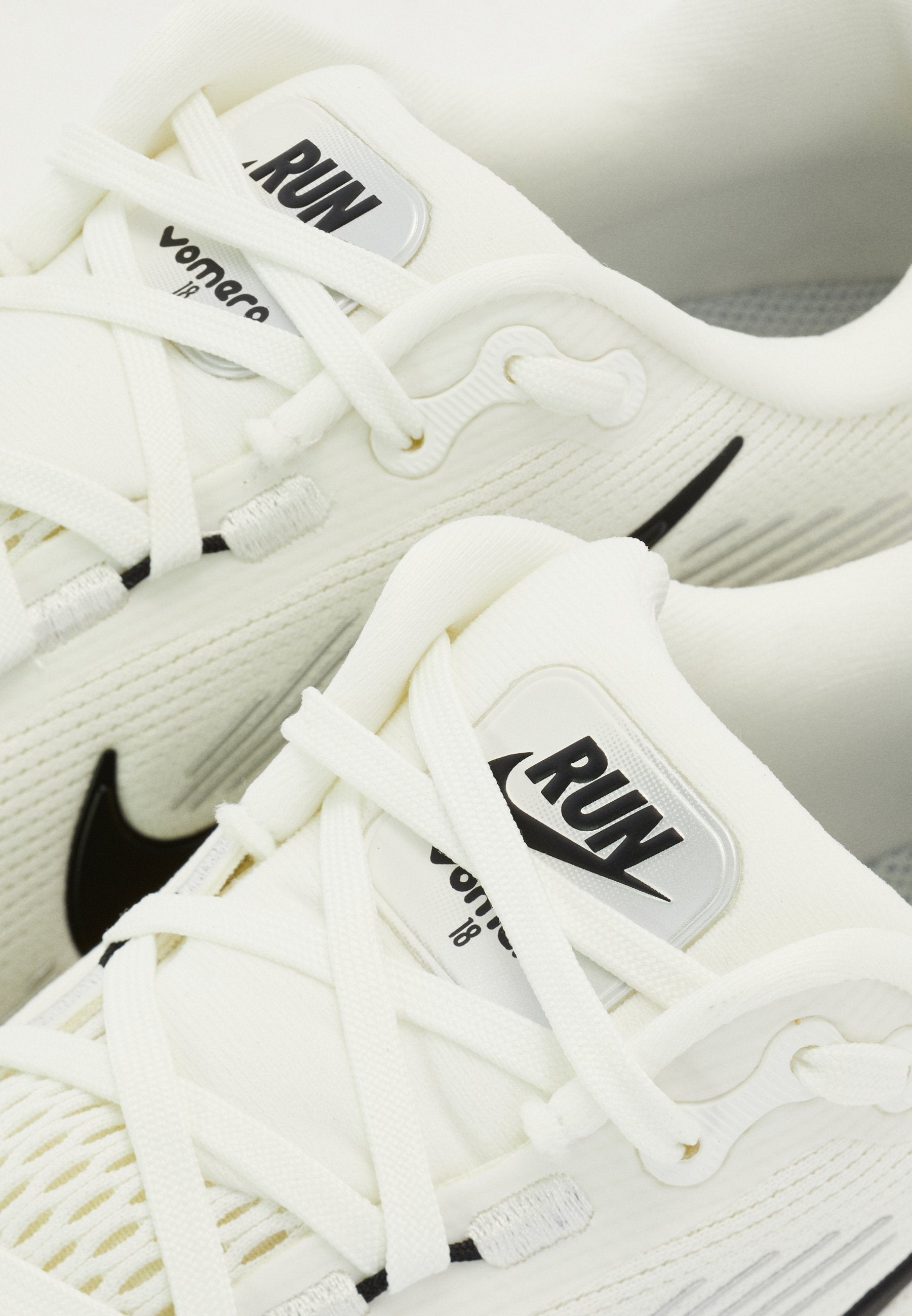 VOMERO UNISEX - Chaussures de running sur route - blanc sommet/noir/lait de coco