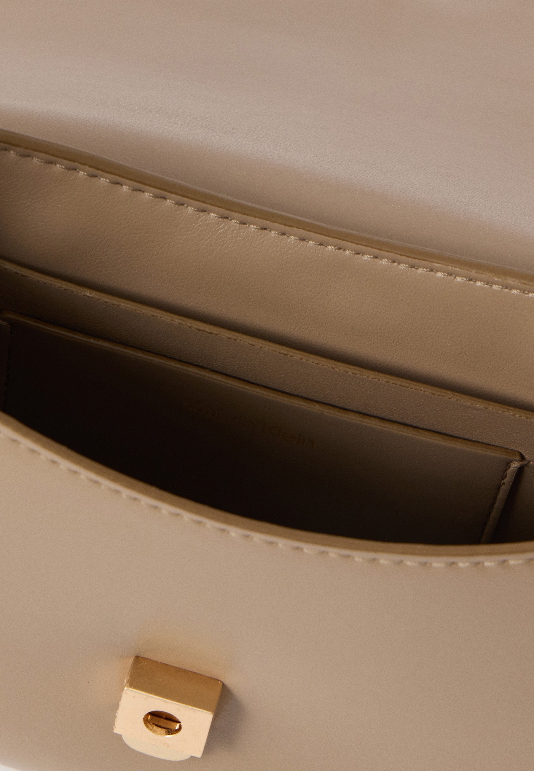 BRUSHED FLAP CAMERA BAG - Cross body bag - desert taupe