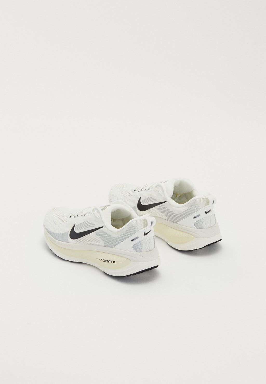 VOMERO UNISEX - Chaussures de running sur route - blanc sommet/noir/lait de coco