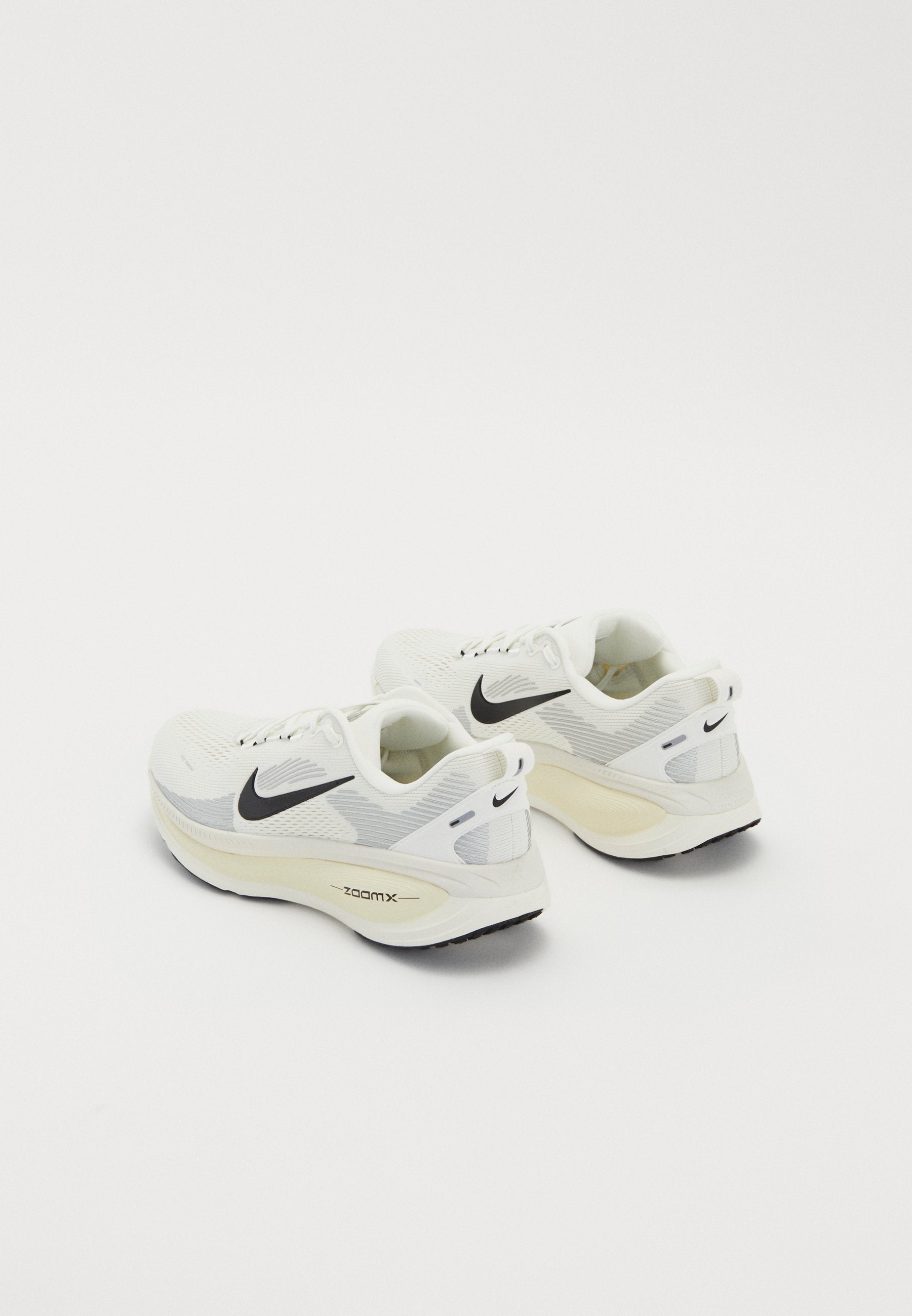 VOMERO UNISEX - Chaussures de running sur route - blanc sommet/noir/lait de coco