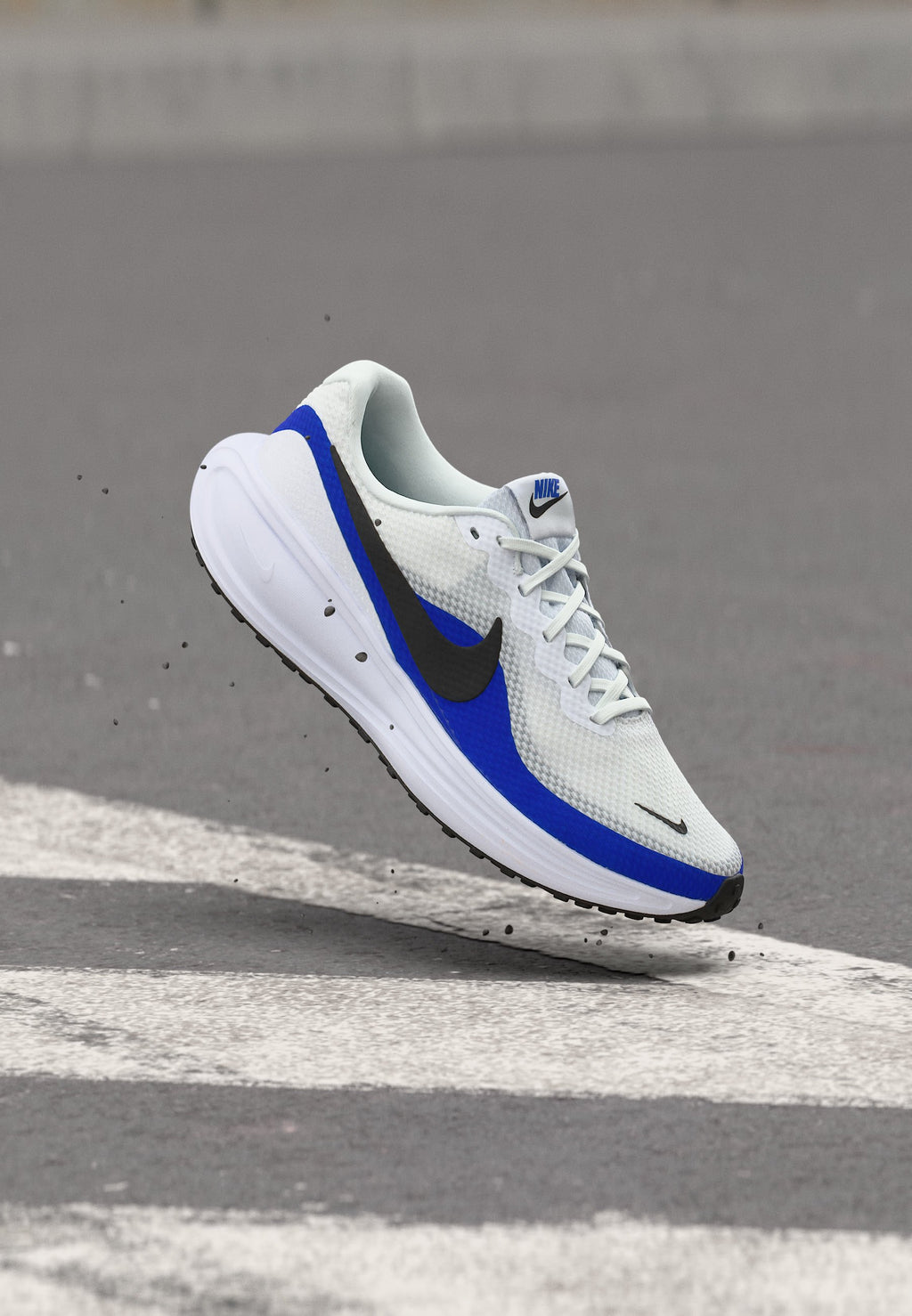 REVOLUTION 8 - Chaussures de running sur route - blanc/noir/bleu course