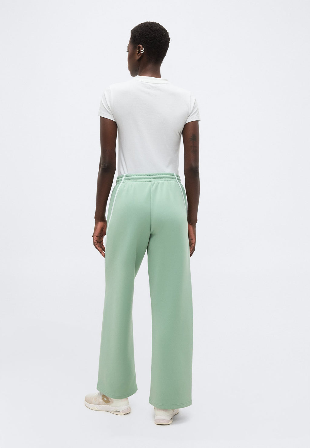 NIKECOURT ADVANTAGE - Tracksuit bottoms - steam/white