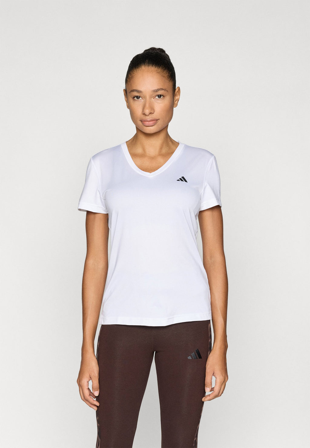 TEE-SHIRT DE SPORT COL EN V WORKOUT ESSENTIALS - Tee-shirt de sport - white