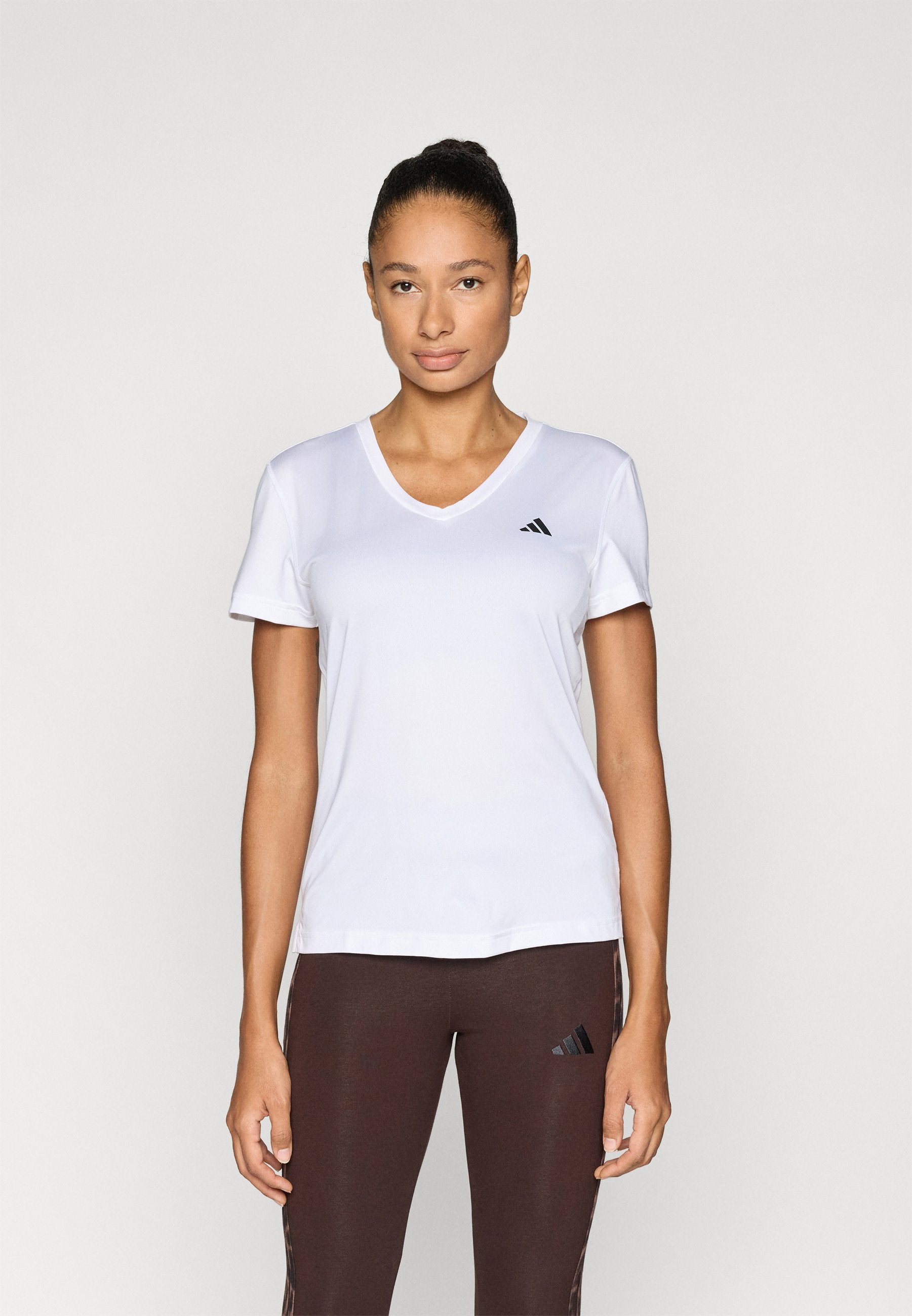 TEE-SHIRT DE SPORT COL EN V WORKOUT ESSENTIALS - Tee-shirt de sport - white