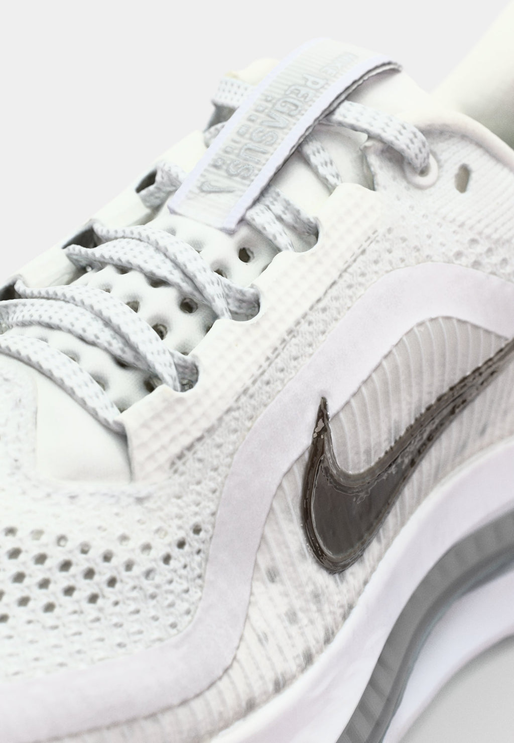 PEGASUS PREMIUM - Road running shoes - white/metallic silver