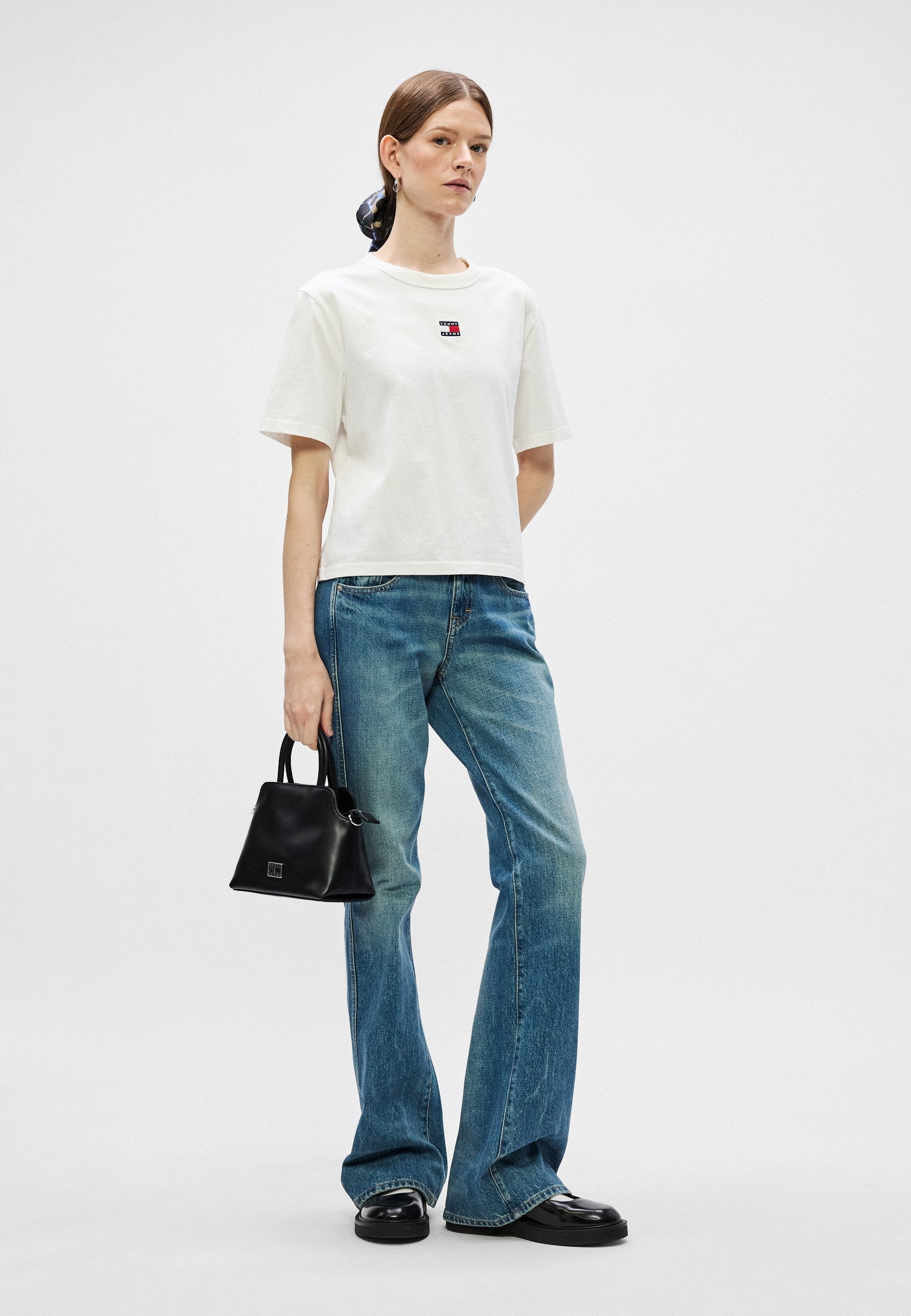 TOMMY BADGE BOXY CREW NECK T-SHIRT - Basic T-shirt - ecru