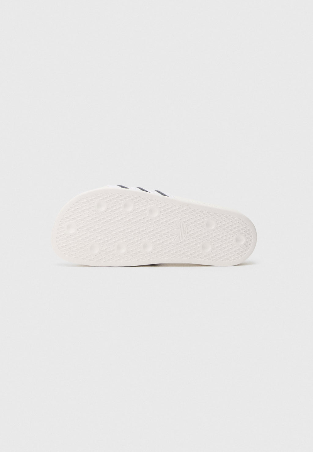 ADILETTE OG UNISEX - Mules - white/collegiate navy