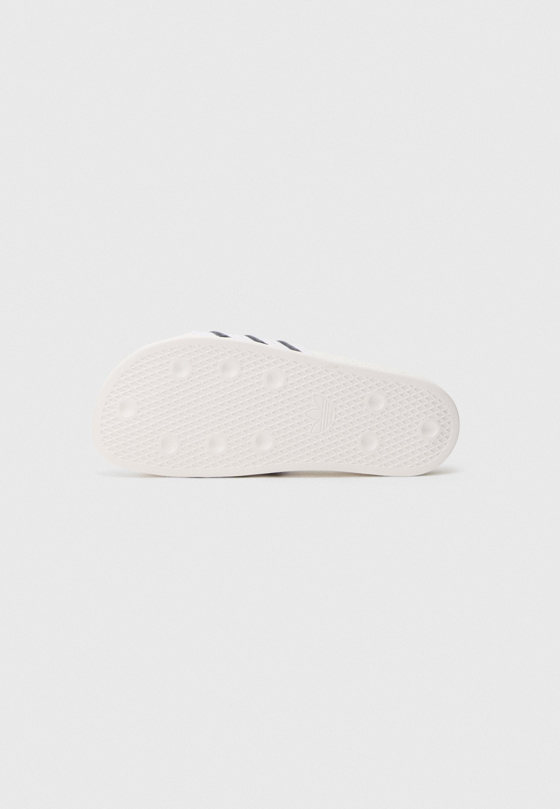 ADILETTE OG UNISEX - Mules - white/collegiate navy