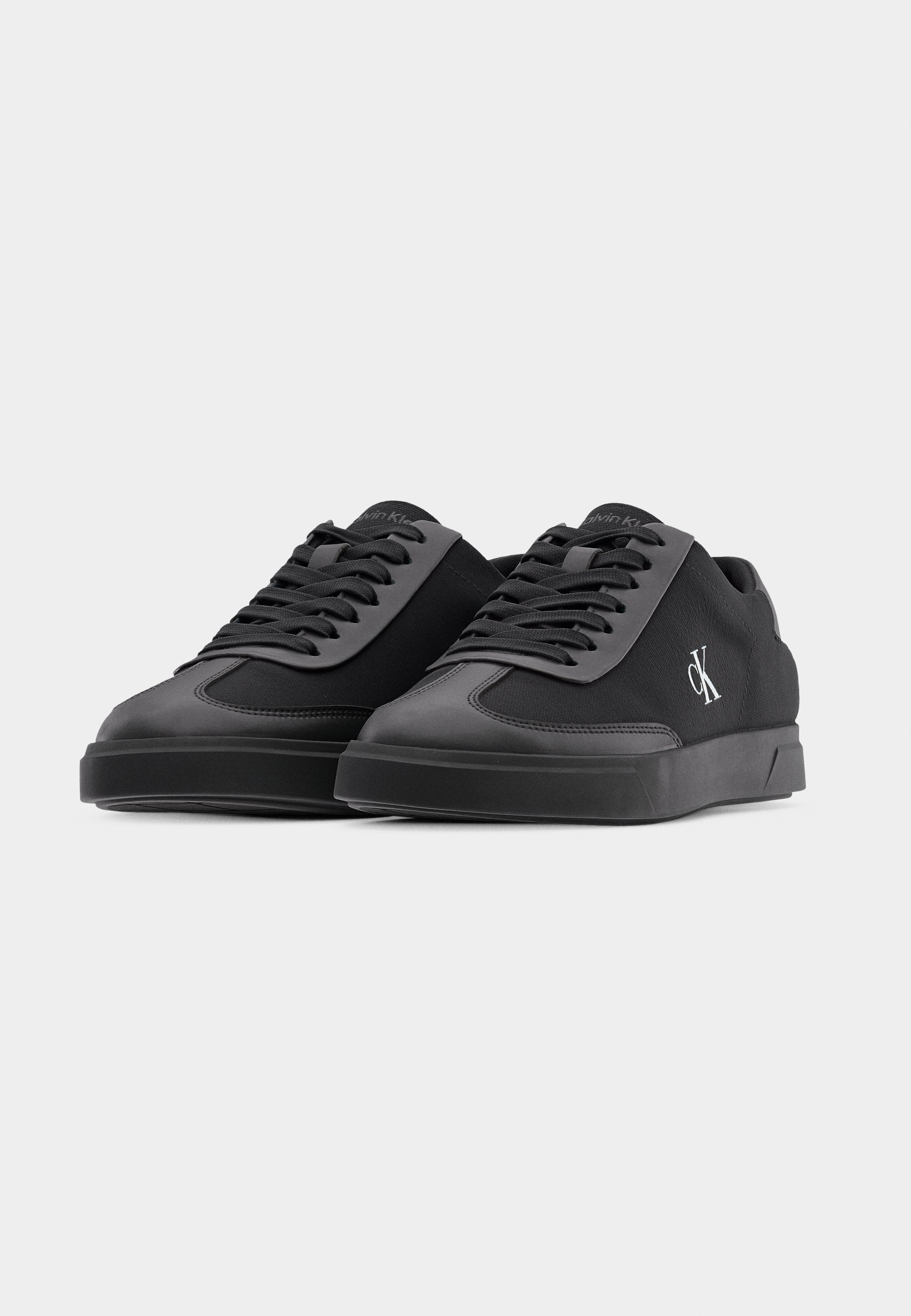 Trainers - triple black