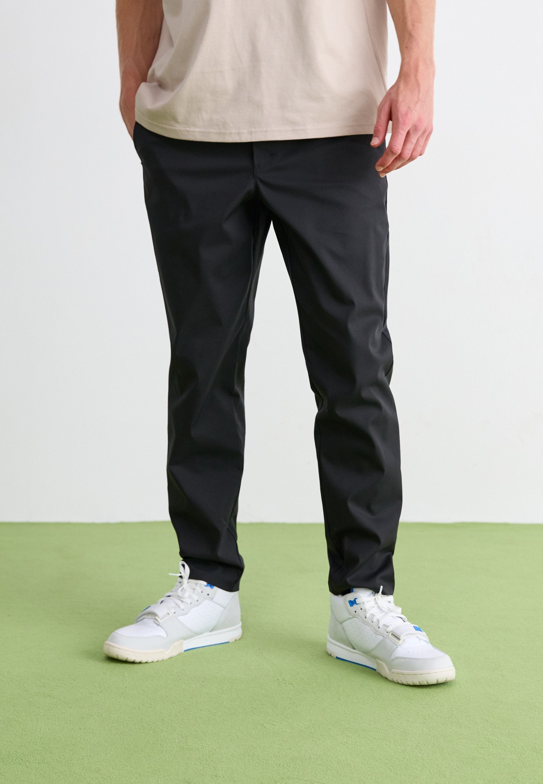 ATHLETICS STANDARD TAPERED - Chinos - noir