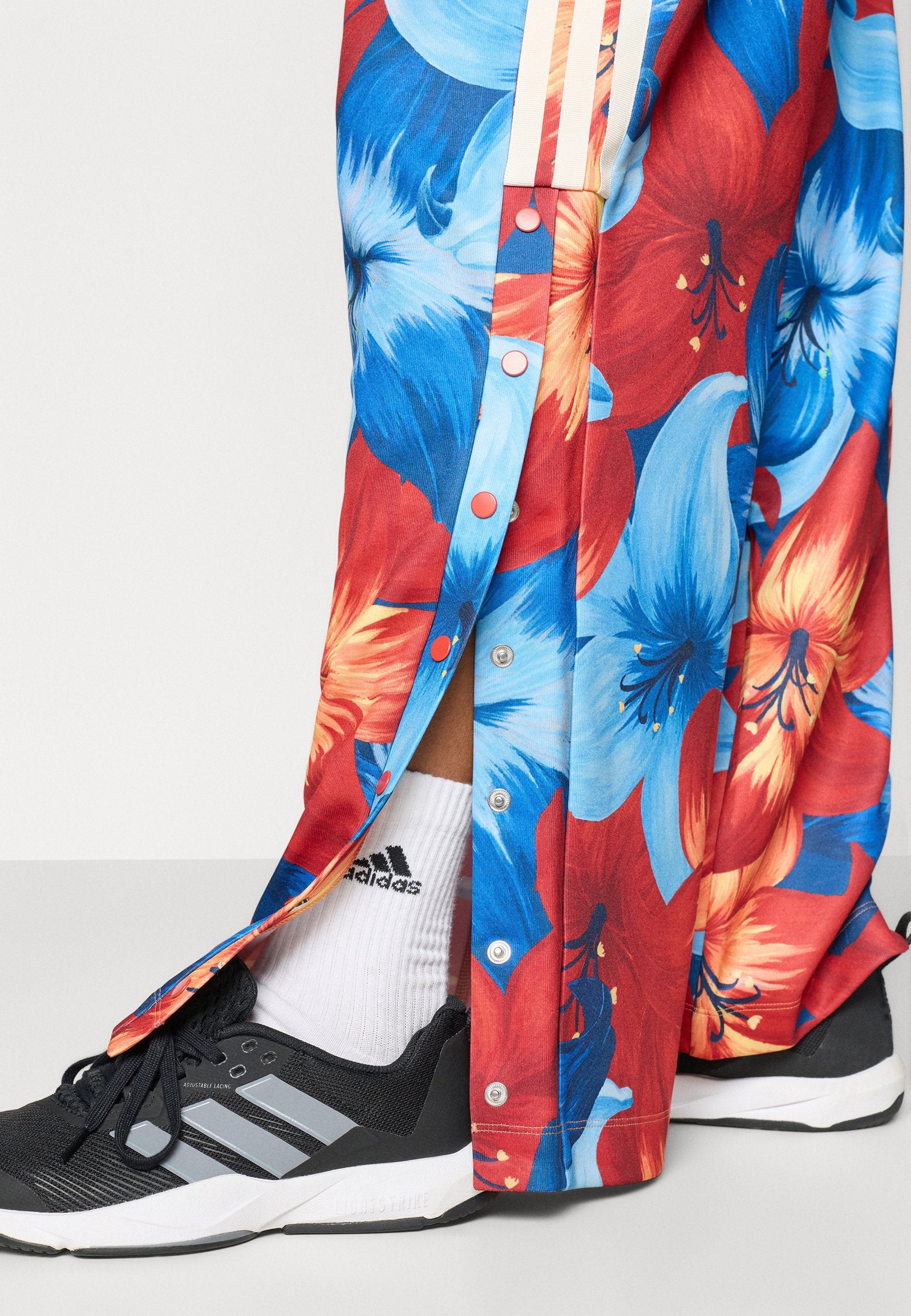 ADIDAS X FARM RIO HOUSE OF TIRO TRACK - بنطلونات رياضية - أزرق فاتح/أحمر لمسي/كريم أبيض