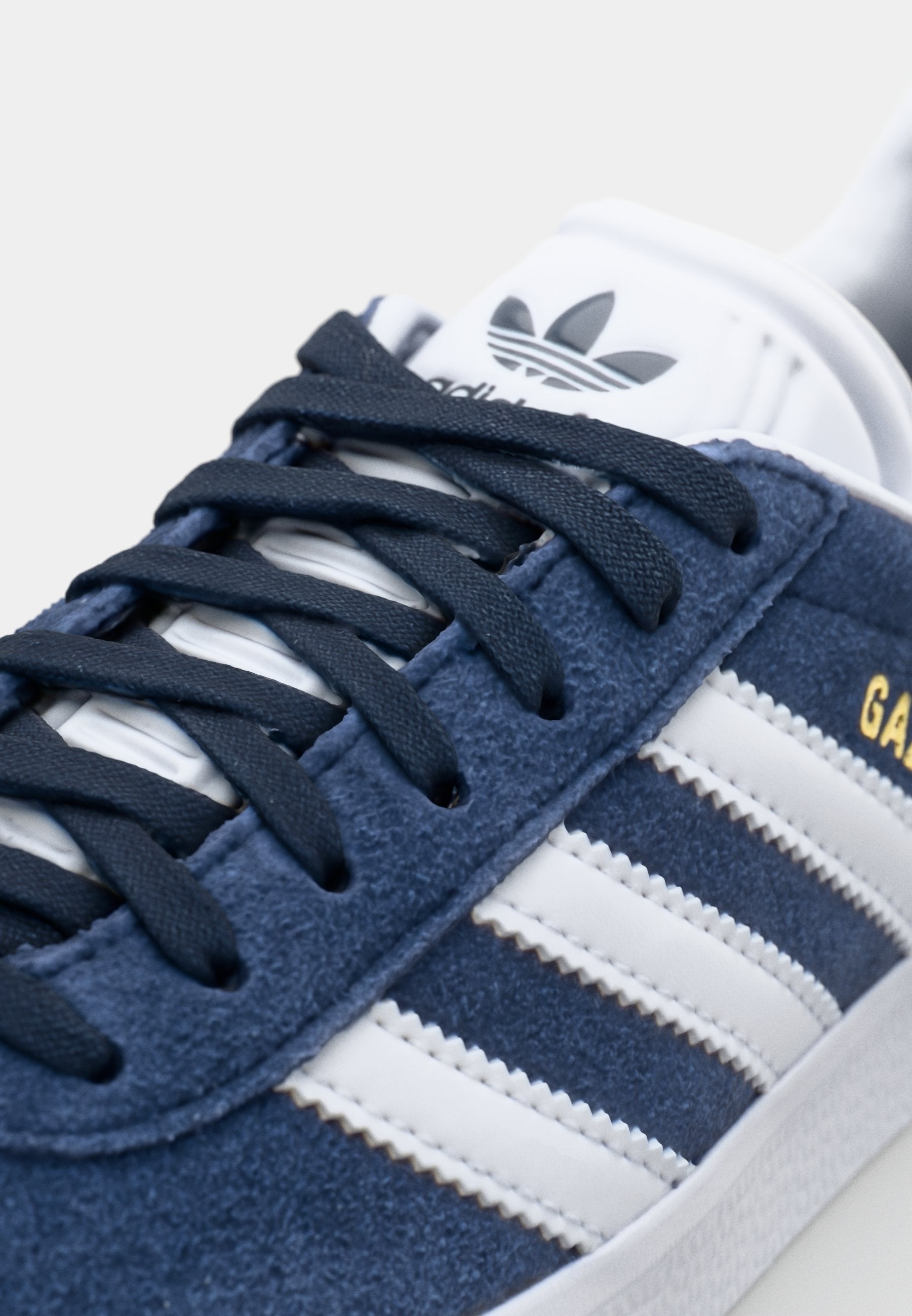 GAZELLE UNISEX - Trainers - colleiate navy/white/gold-coloured metallic