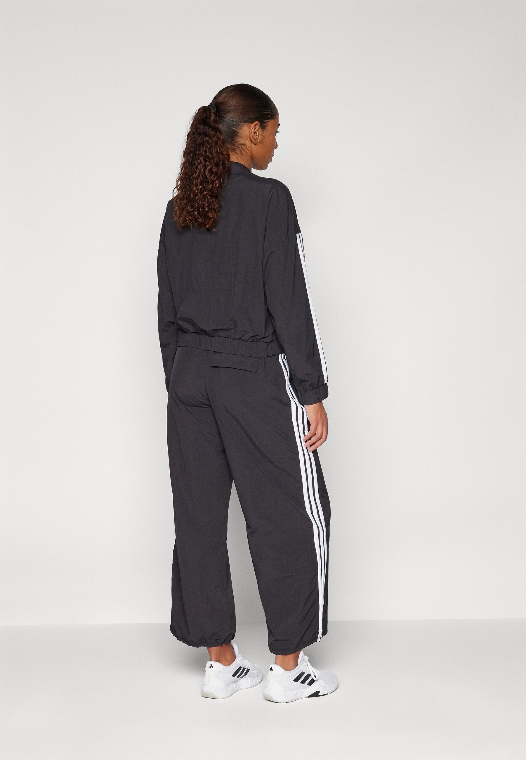 ESSENTIALS 3 STRIPES LIFESTYLE WOVEN PARACHUTE - Bas de survêtement - black/white