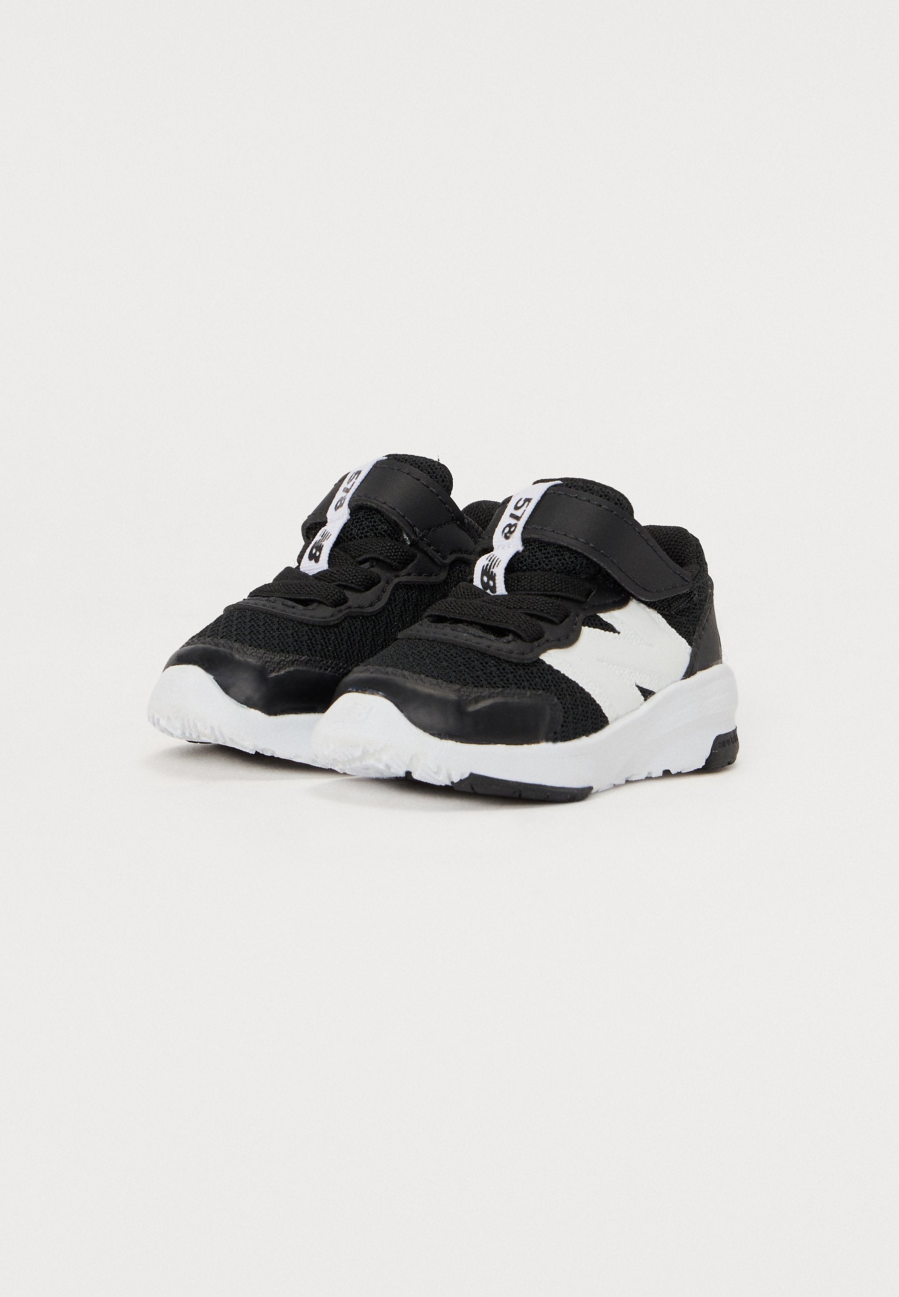 578 UNISEX - Road running shoes - black