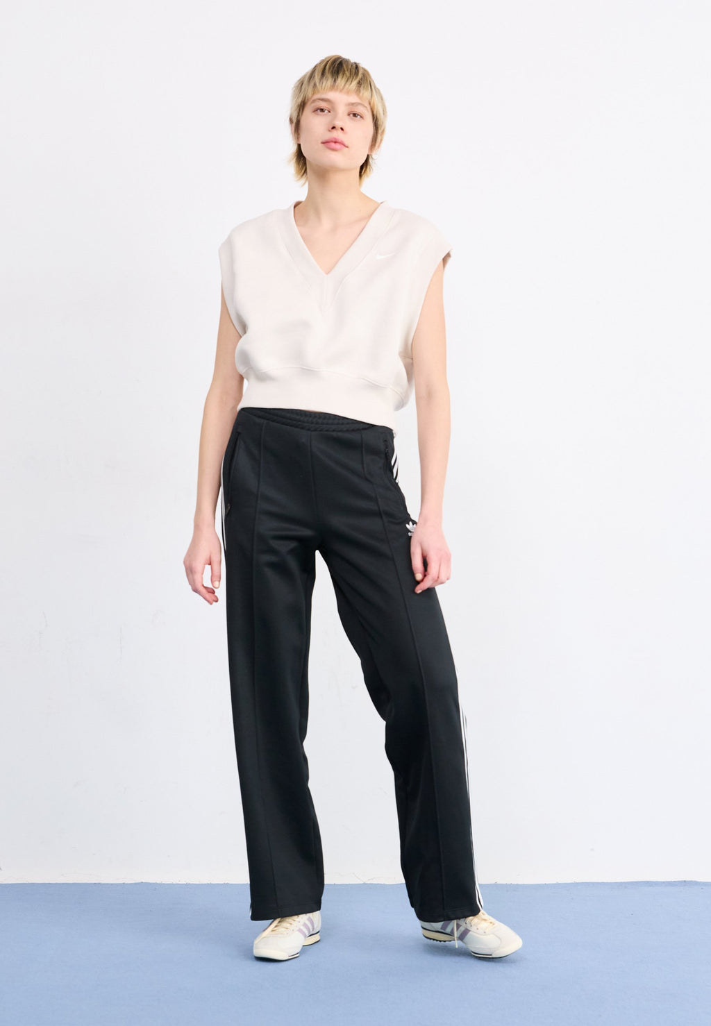 CLASSIC - Tracksuit bottoms - black/white