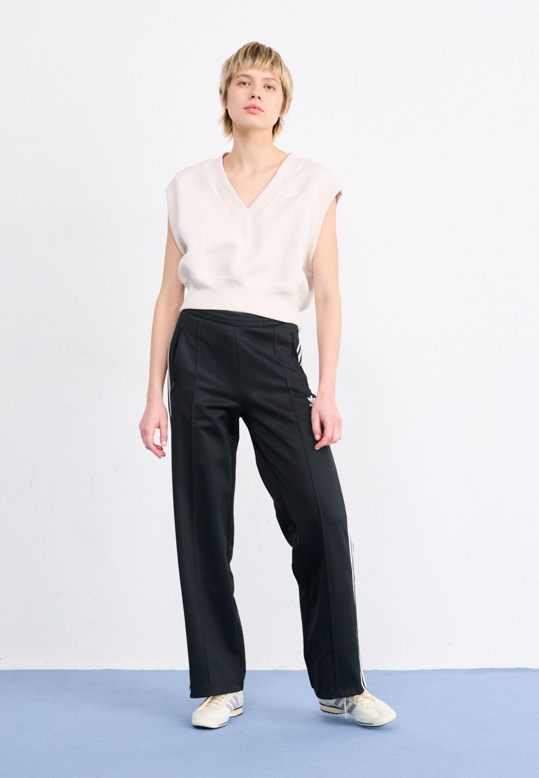 CLASSIC - Tracksuit bottoms - black/white