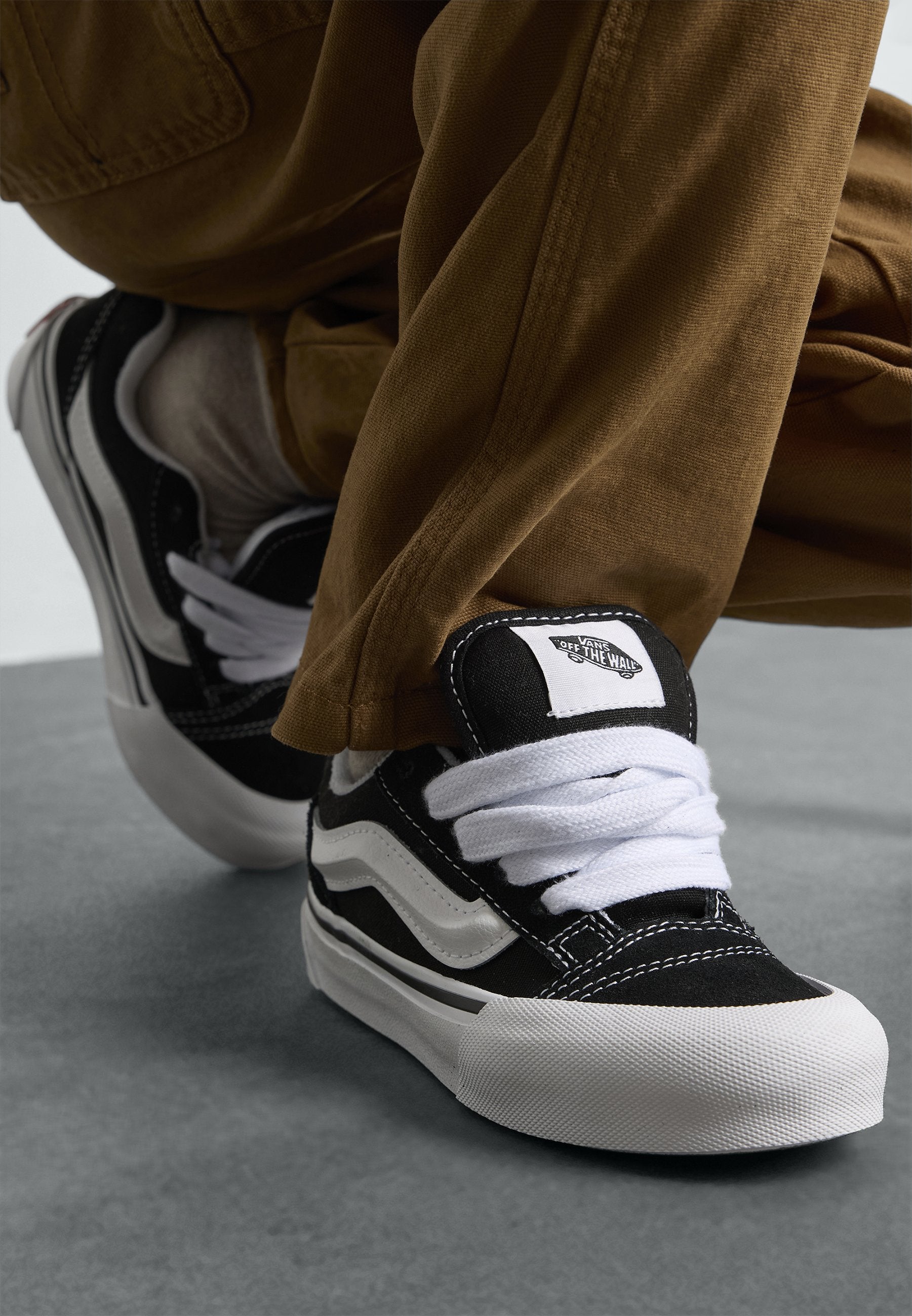 KNU SKOOL UNISEX - Skate shoes - black/true white