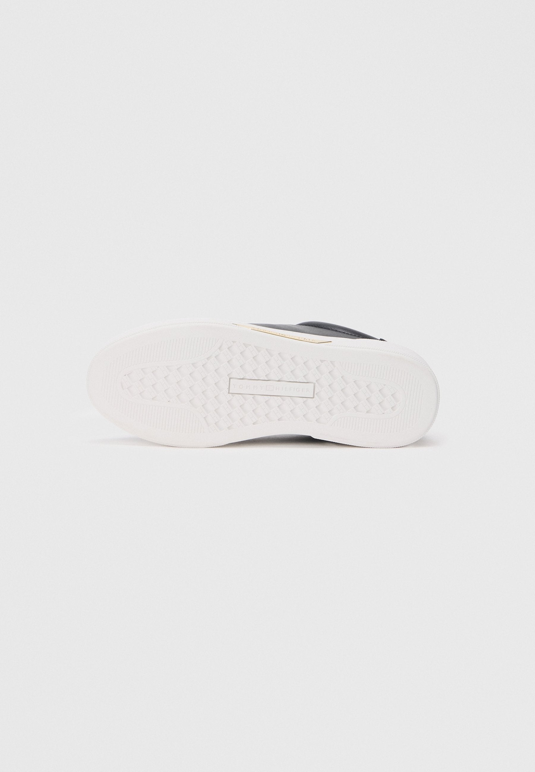 LEATHER LOGO PLAQUE COURT TRAINERS - Trainers - black