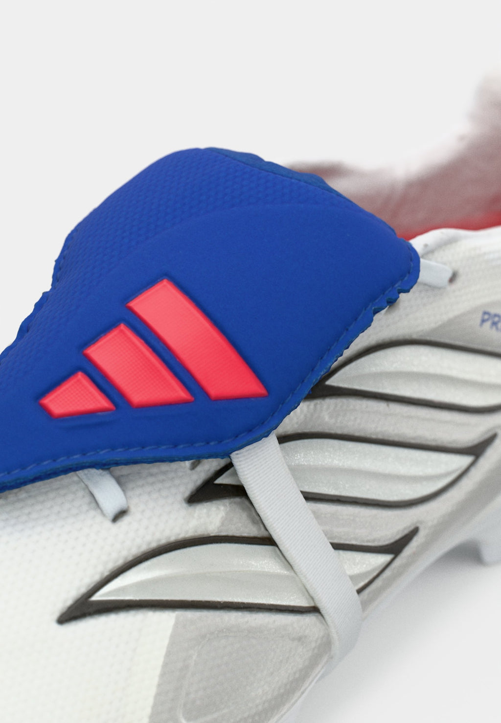 PREDATOR LİG KATLANIR DİL - Sabit zemin futbol ayakkabısı - footwear white/metallic/team royal blue