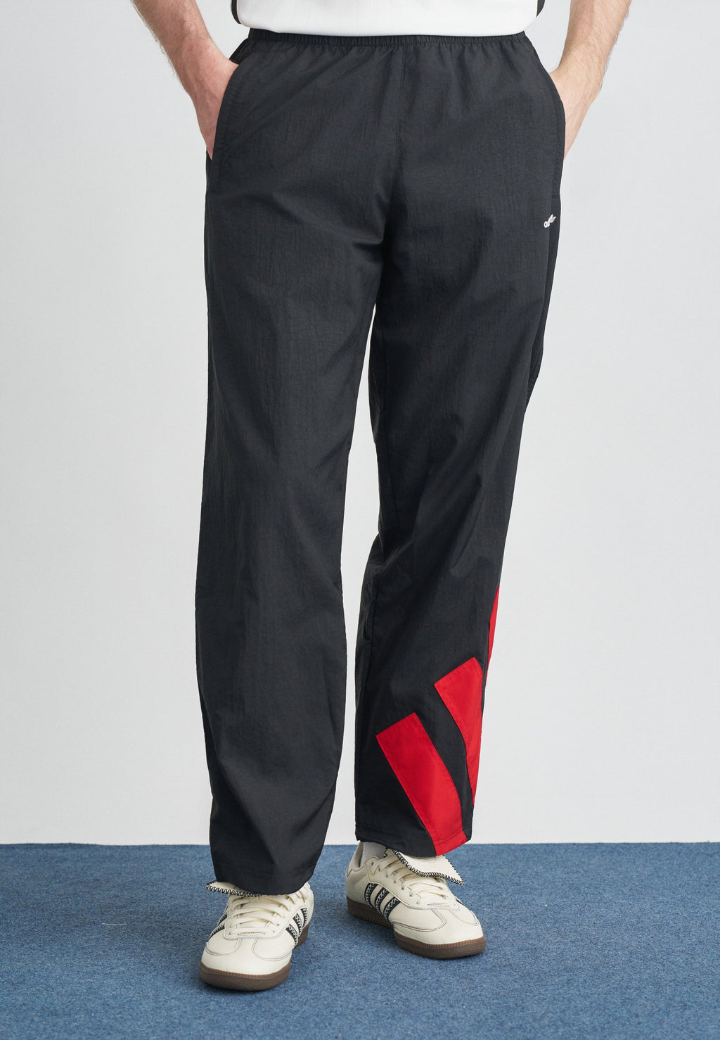 ARCH TRACK PANT UNISEX - Tracksuit bottoms - black/better scarlet