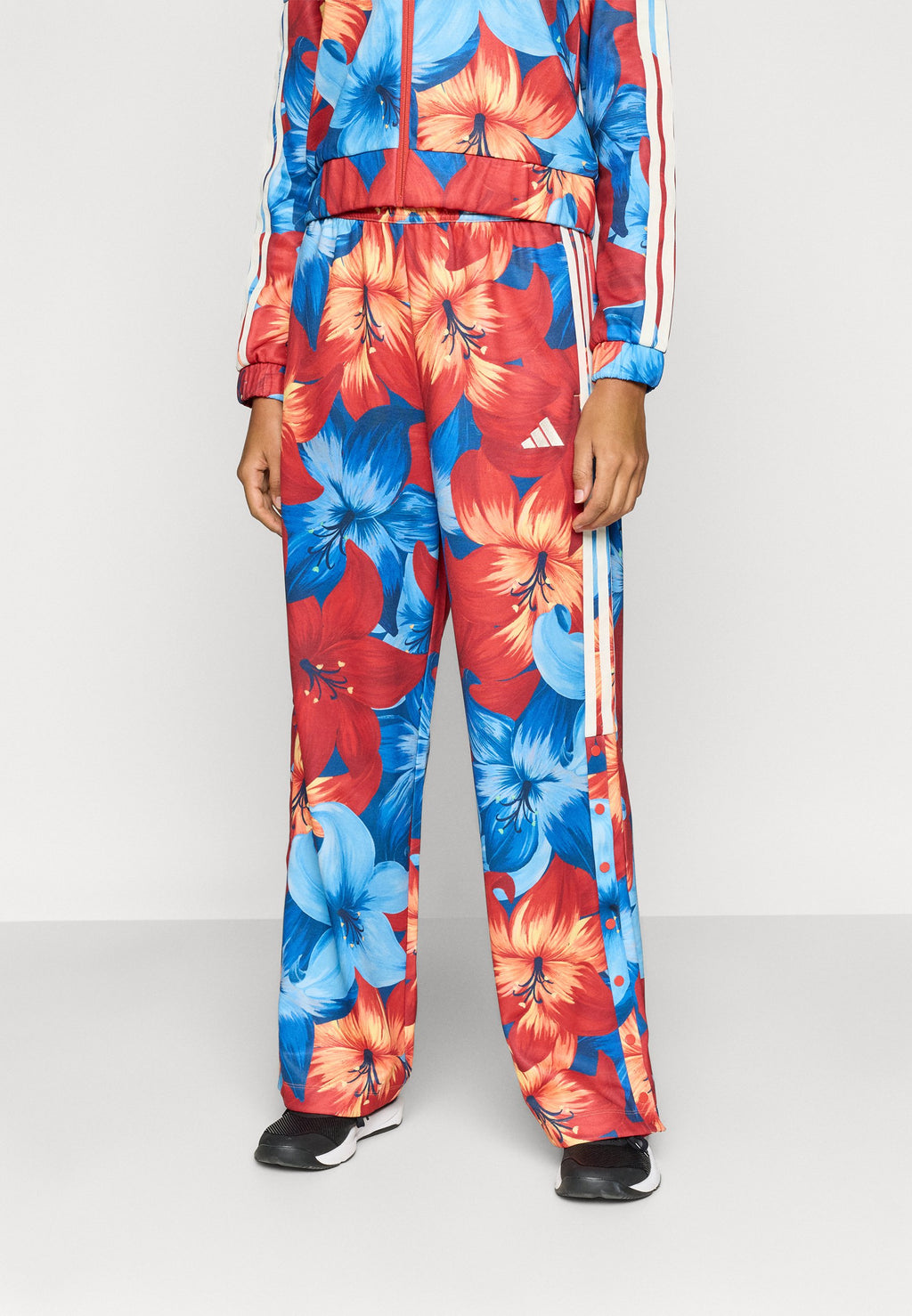 ADIDAS X FARM RIO HOUSE OF TIRO TRACK - بنطلونات رياضية - أزرق فاتح/أحمر لمسي/كريم أبيض
