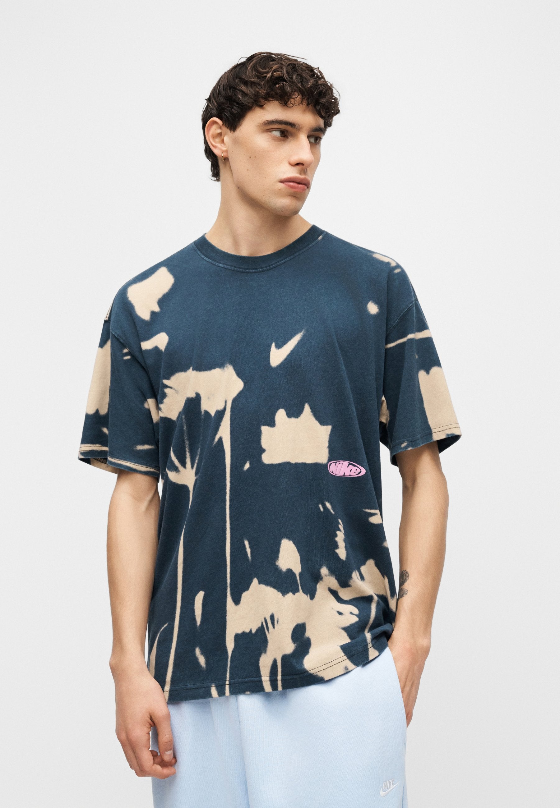 TEE FLORAL - T-shirt imprimé - obsidian foncé/sable clair