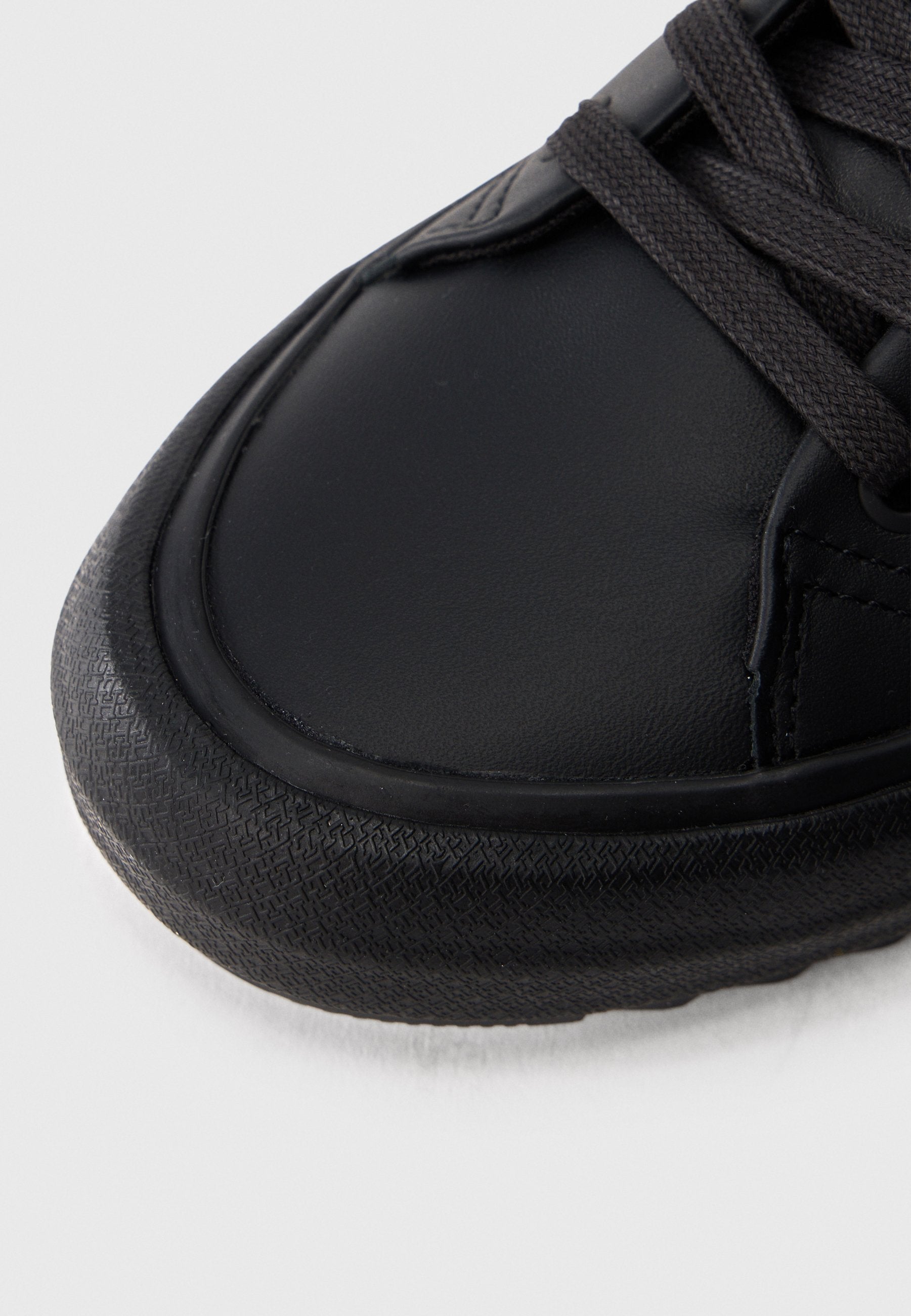 LEATHER SERRATED MID-TOP TRAINERS - Trainers - black