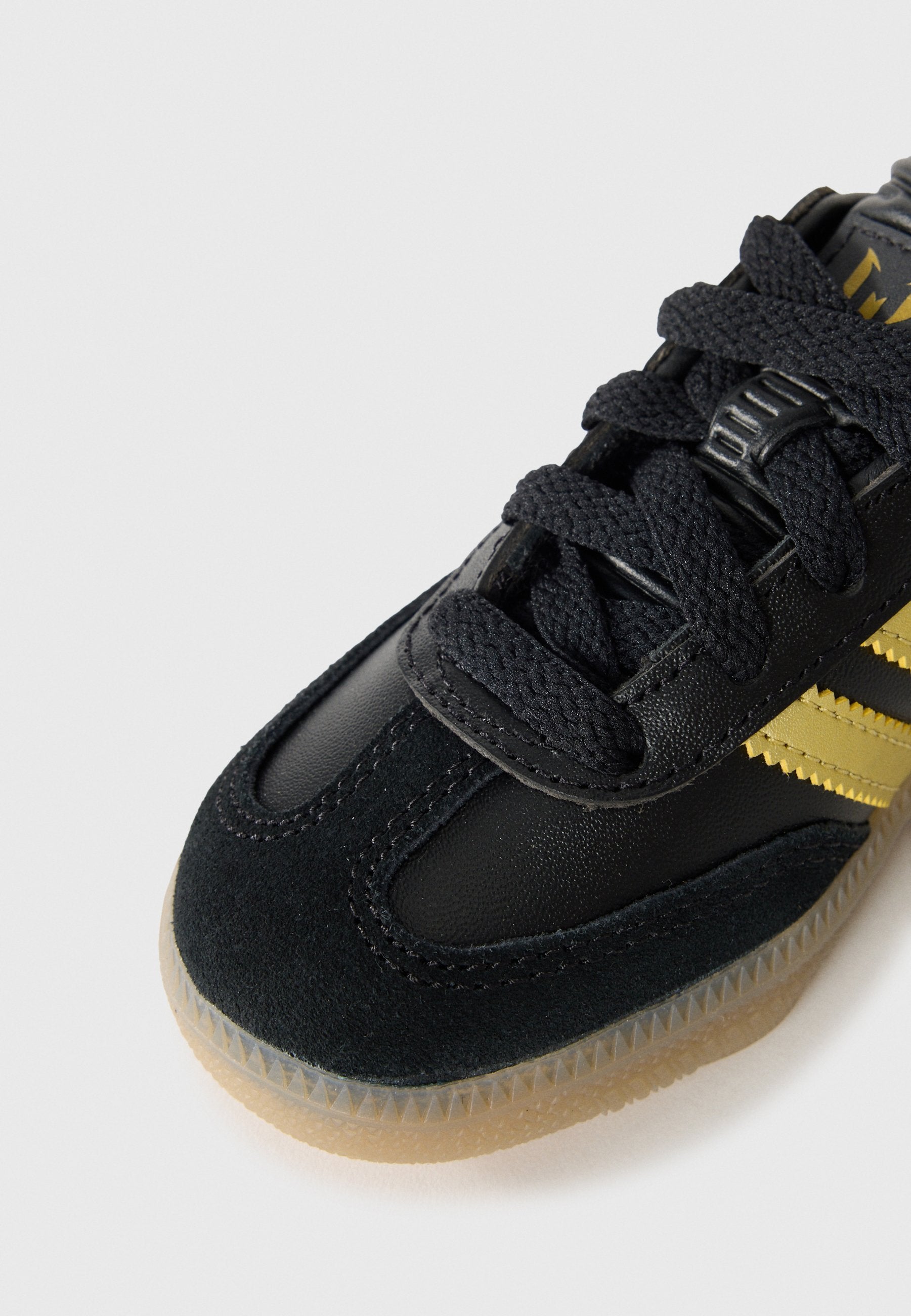 SAMBA MESSI UNISEX - Indoor football boots - core black/gold-coloured/gum