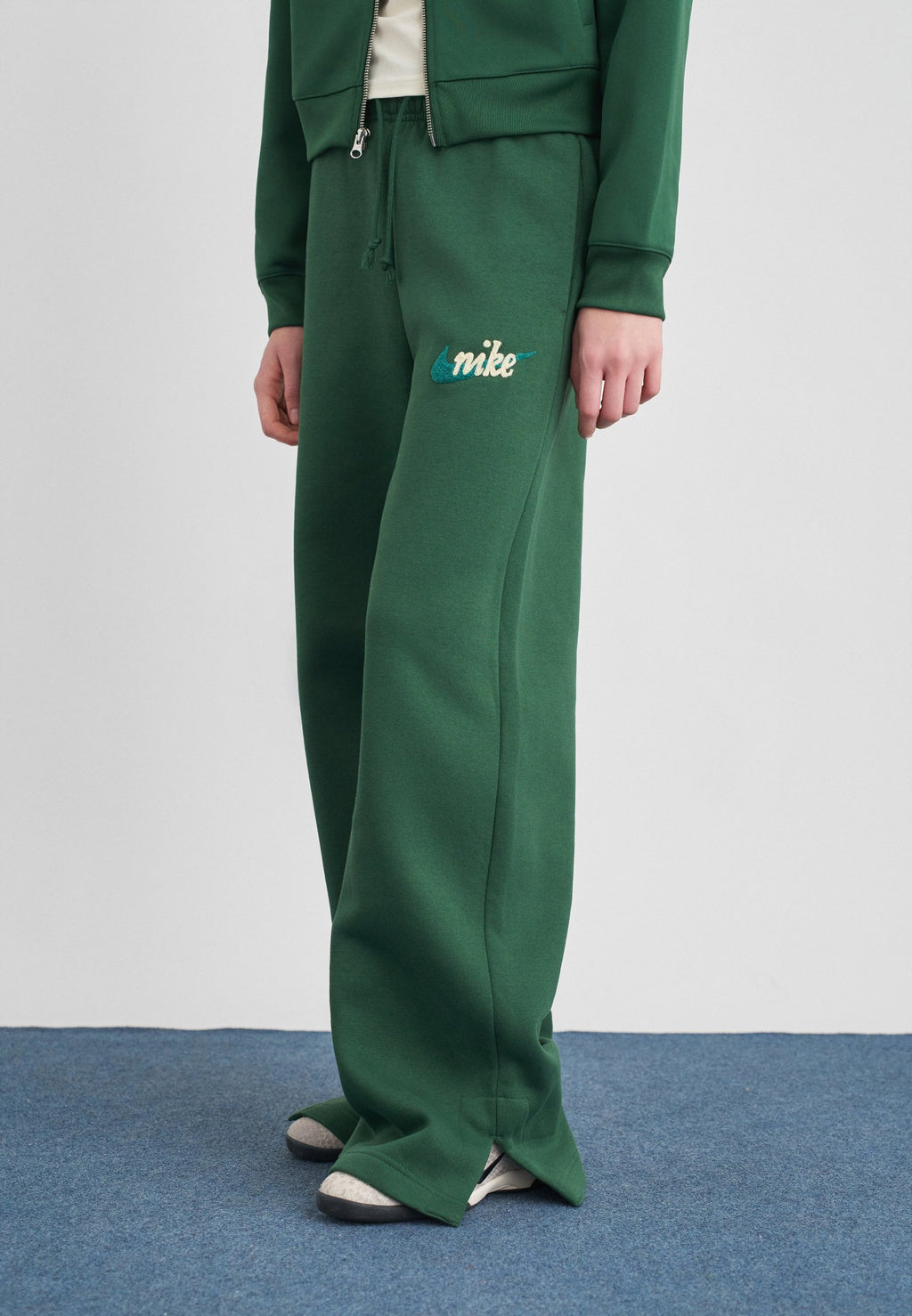 LOGO - Tracksuit bottoms - green