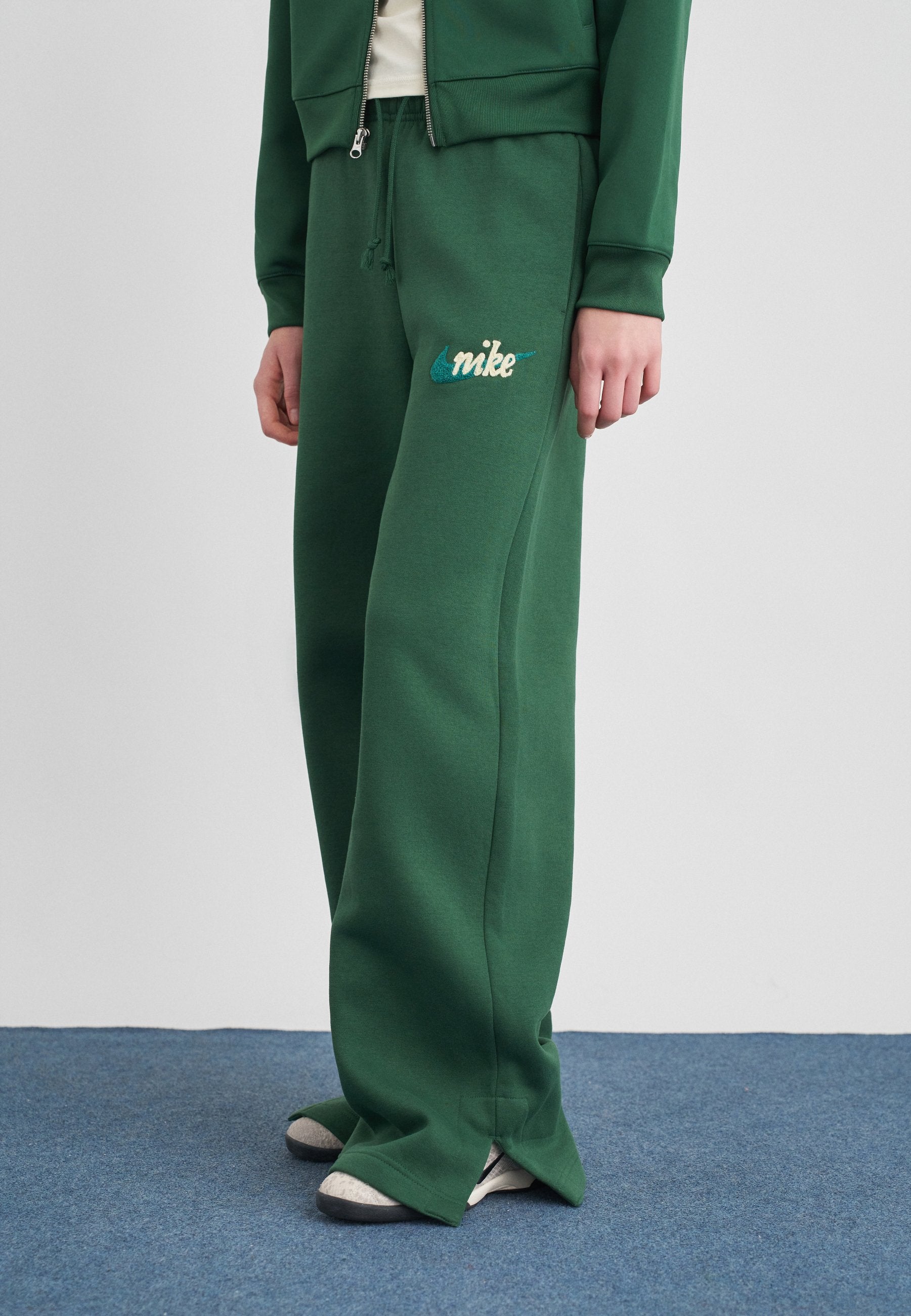 LOGO - Tracksuit bottoms - green