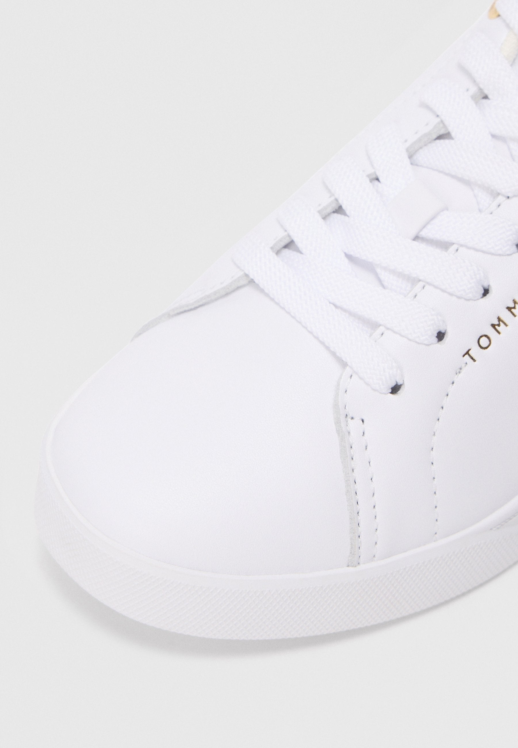 BASKETS BASSES EN CUIR À PLAQUE LOGO - Baskets - blanc