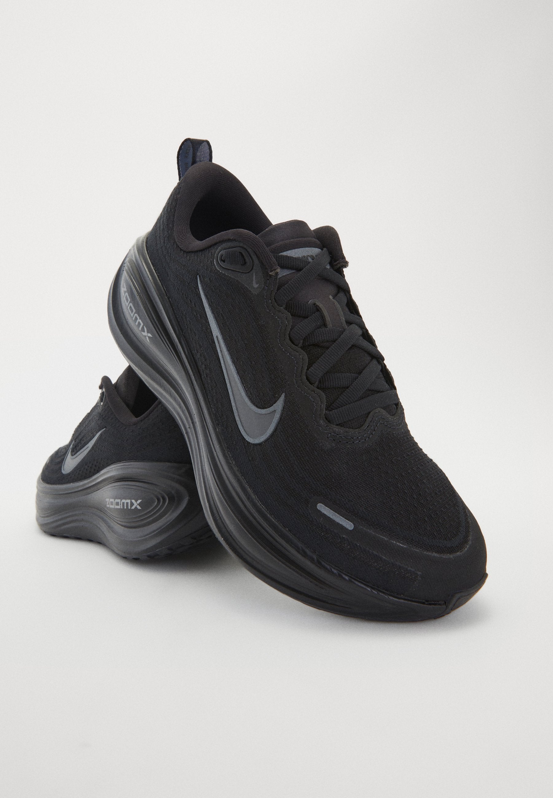 VOMERO PLUS - Road running shoes - black/dark smoke grey/metallic dark grey/cool grey