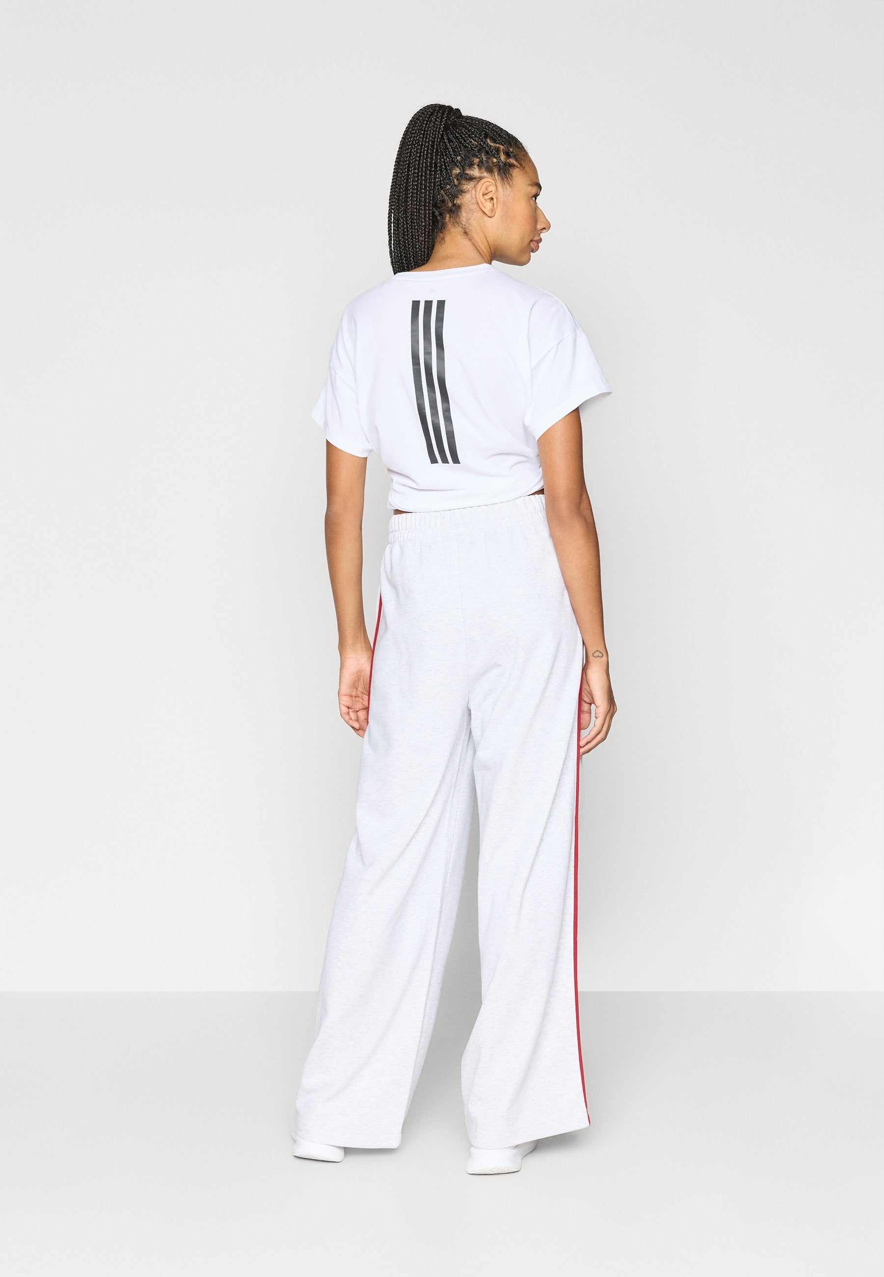 SEASONAL ESSENTIALS COLORPOP WITH EMBROIDERED GRAPHIC - Tracksuit bottoms - light grey heather/active maroon