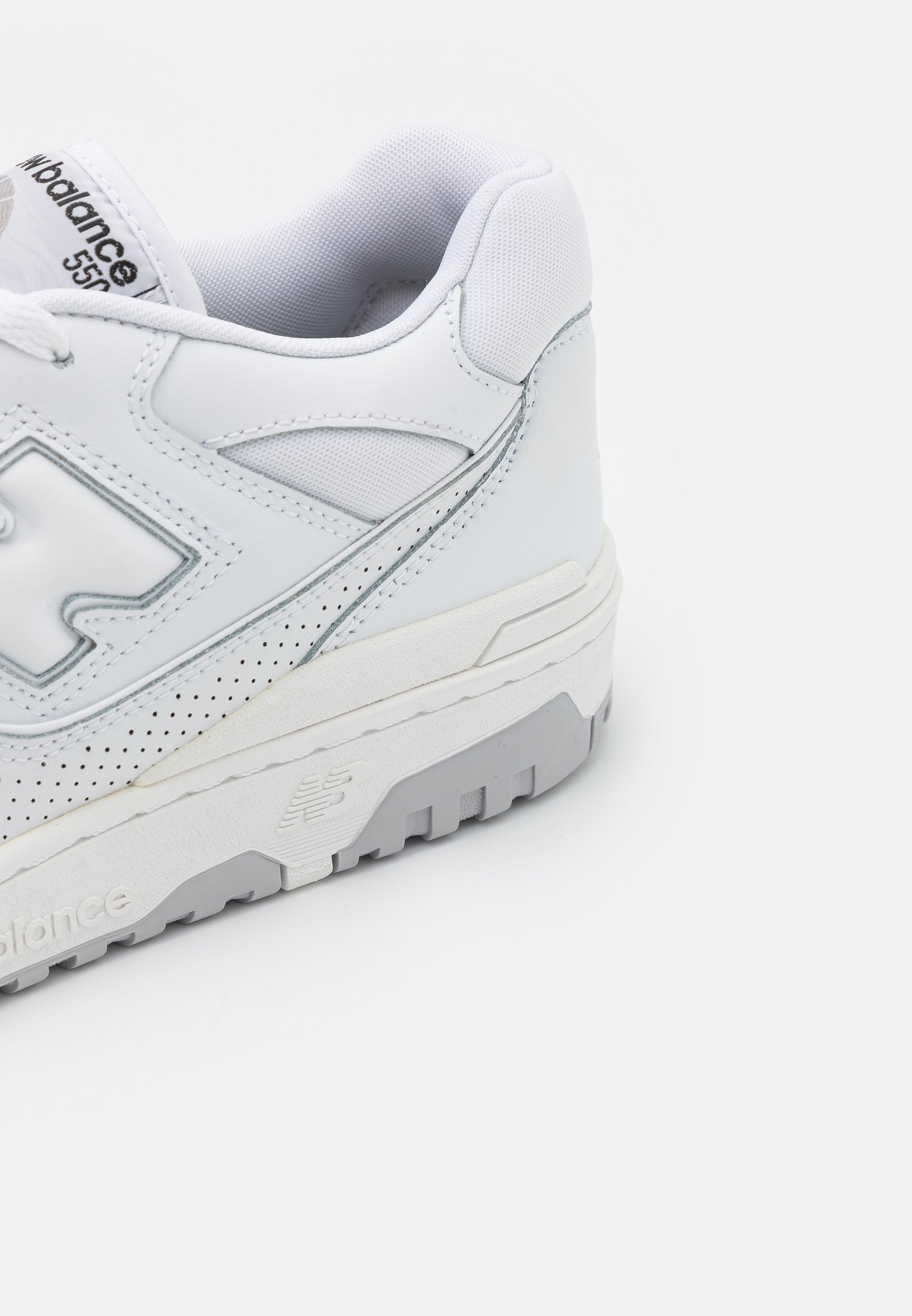 550 - Basketball shoes - white