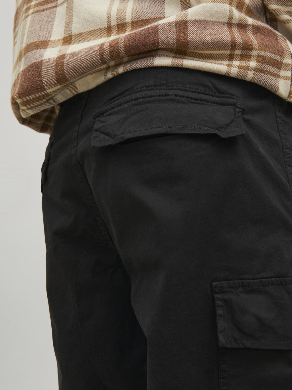 JPSTACE JJTUCKER AMA TAPERED FIT - Cargo trousers - black