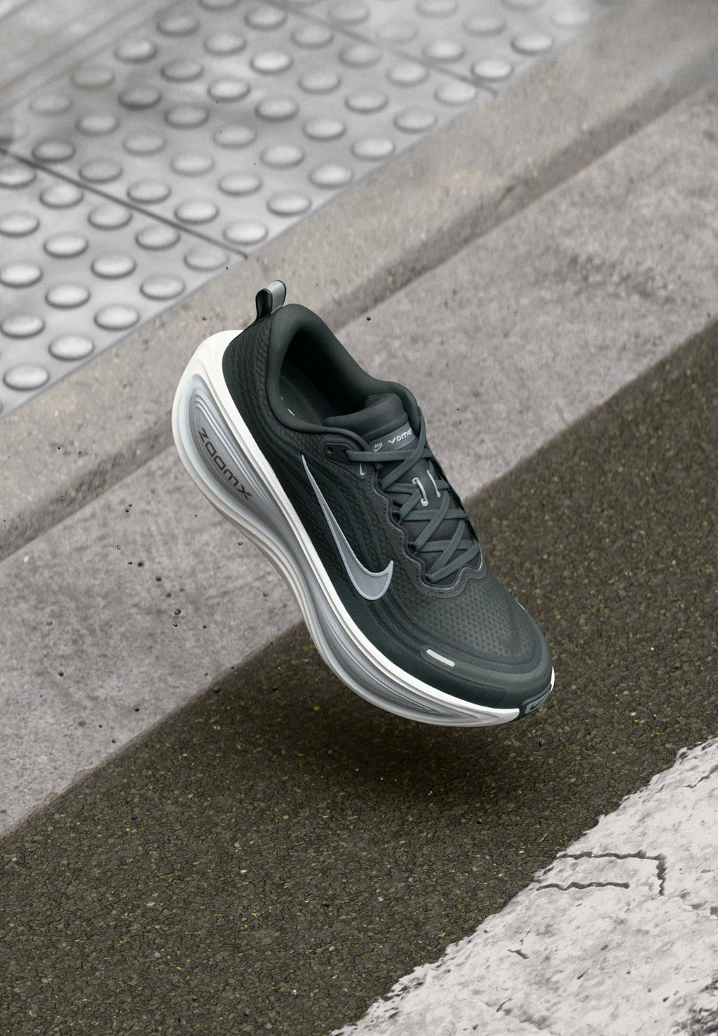 VOMERO PLUS - Road running shoes - anthracite/wolf grey/summit white/pure platinum-coloured