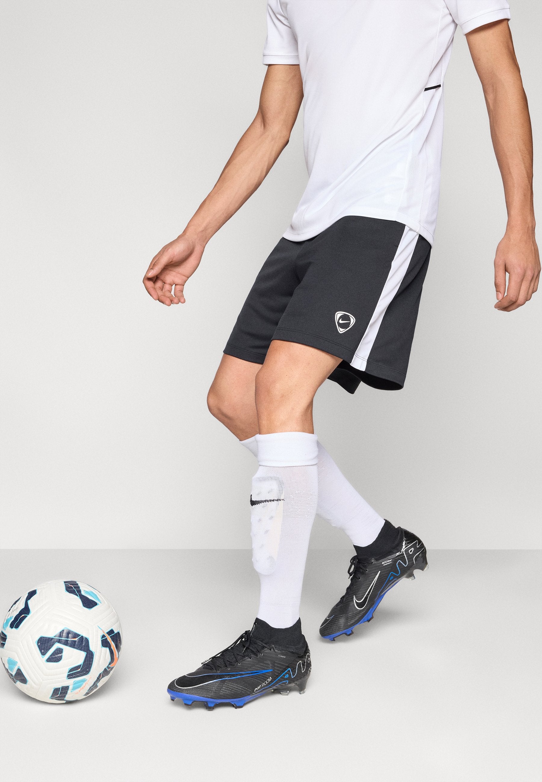 SHORT - Sports shorts - black/white