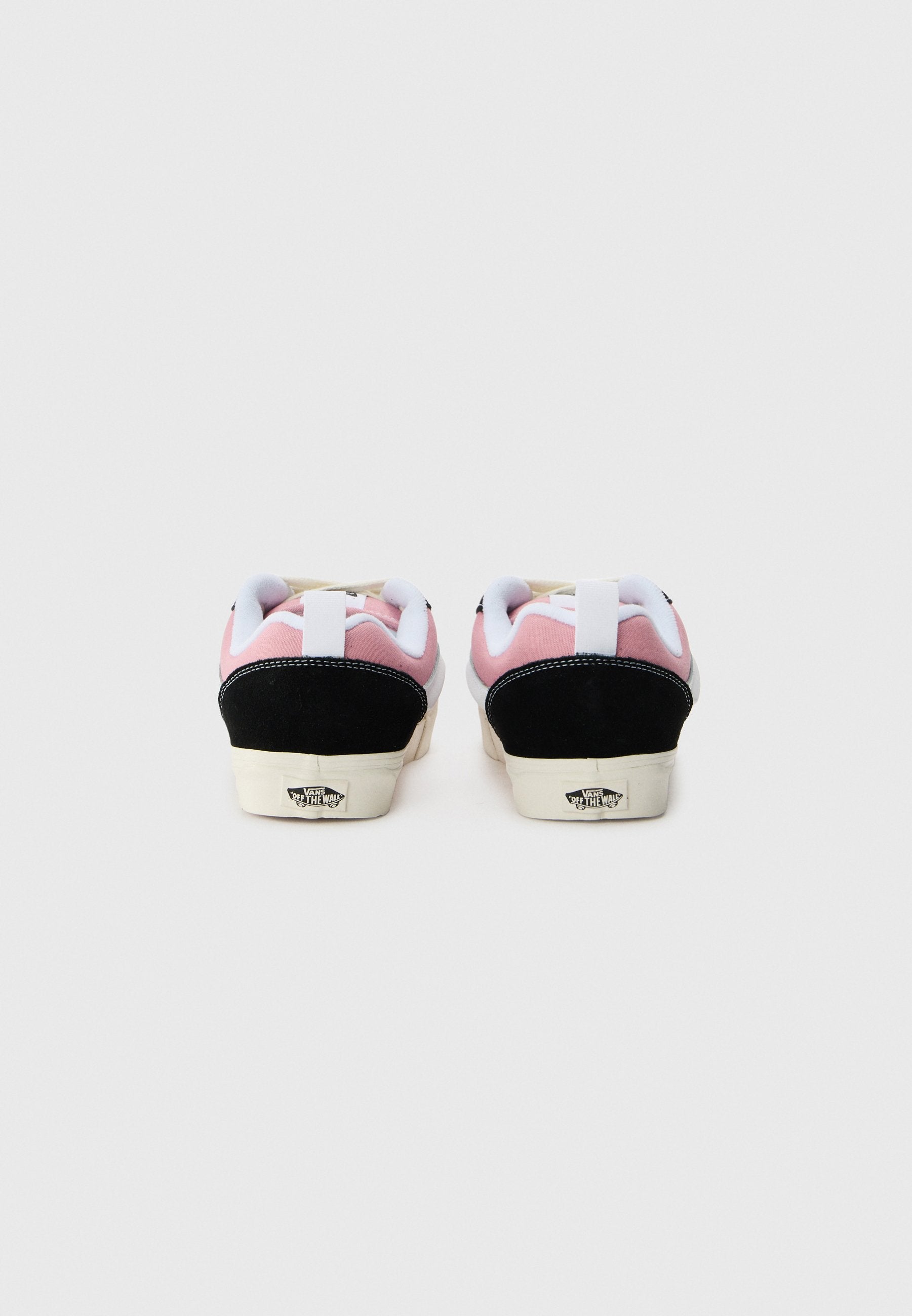 KNU SKOOL UNISEX - Skate shoes - black/pink