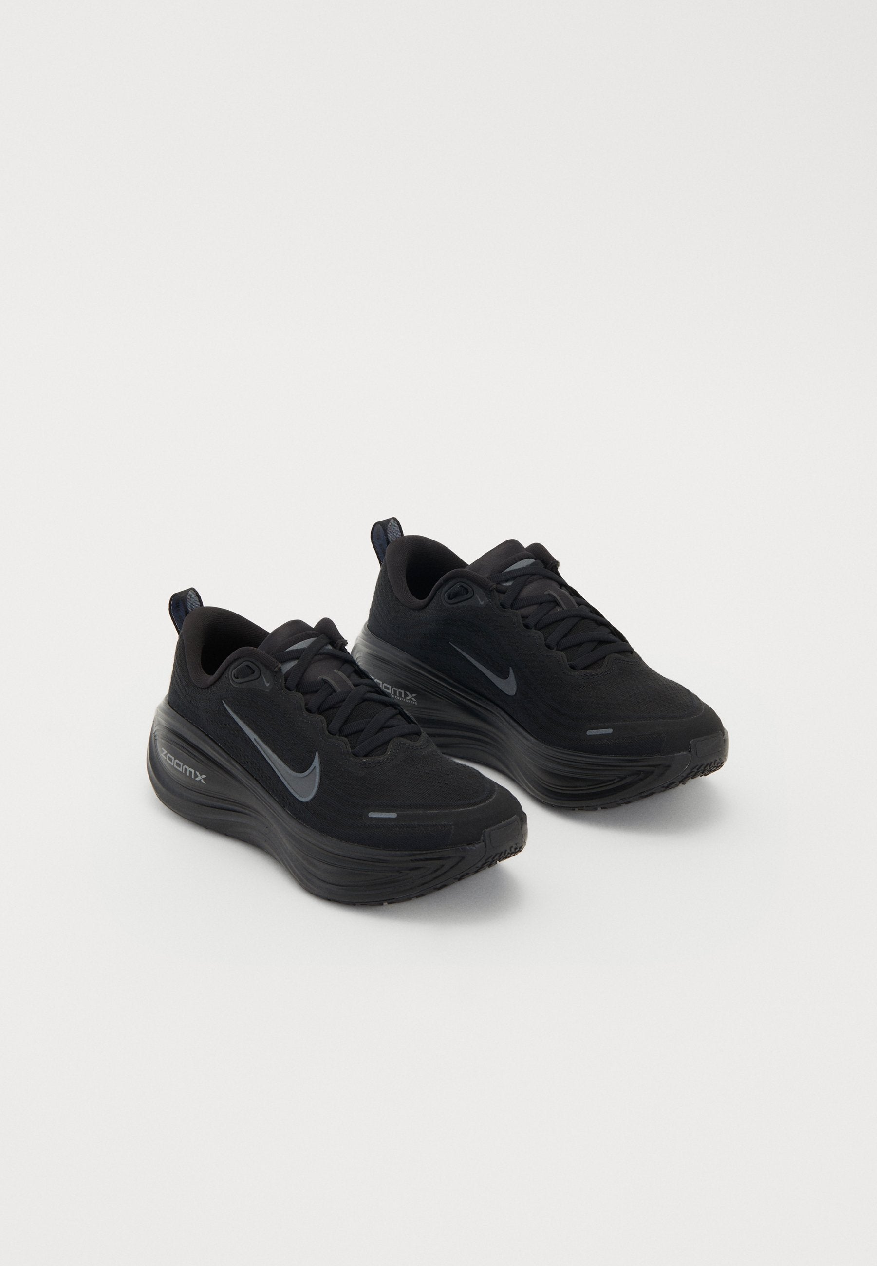 VOMERO PLUS - Road running shoes - black/dark smoke grey/metallic dark grey/cool grey